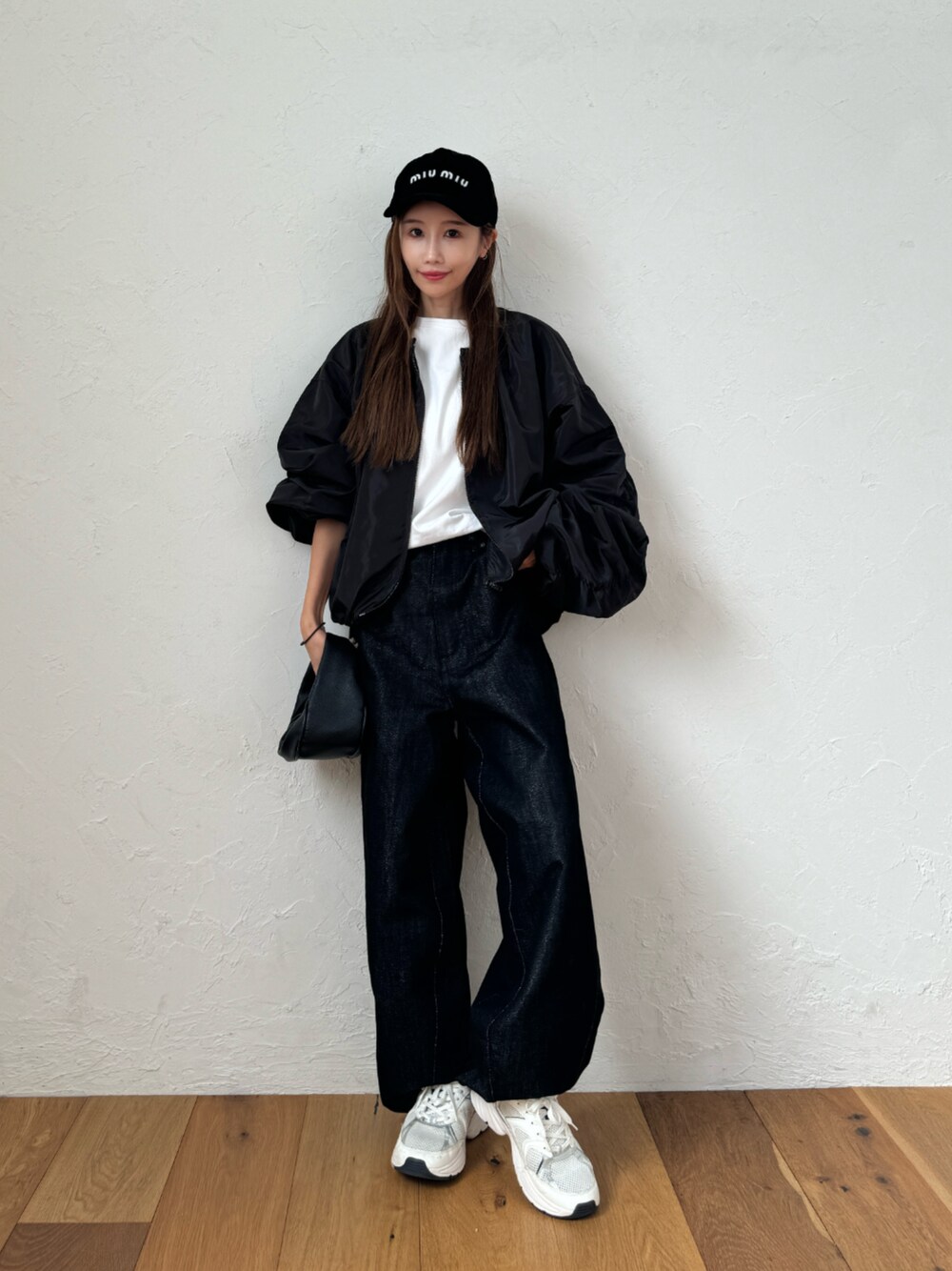 「ブルゾン、デニム、大人カジュアル、ラメ、デニムパンツ、シンプルコーデ、カジュアルコーデ、低身長コーデ、秋コーデ、TRUNC88」｜「TRUNC 88のGlitter Denim Pants（デニムパンツ、ブラック系）」を使った、TRUNC 88さん（レディース・162cm）の秋コーディネートの1枚目の写真