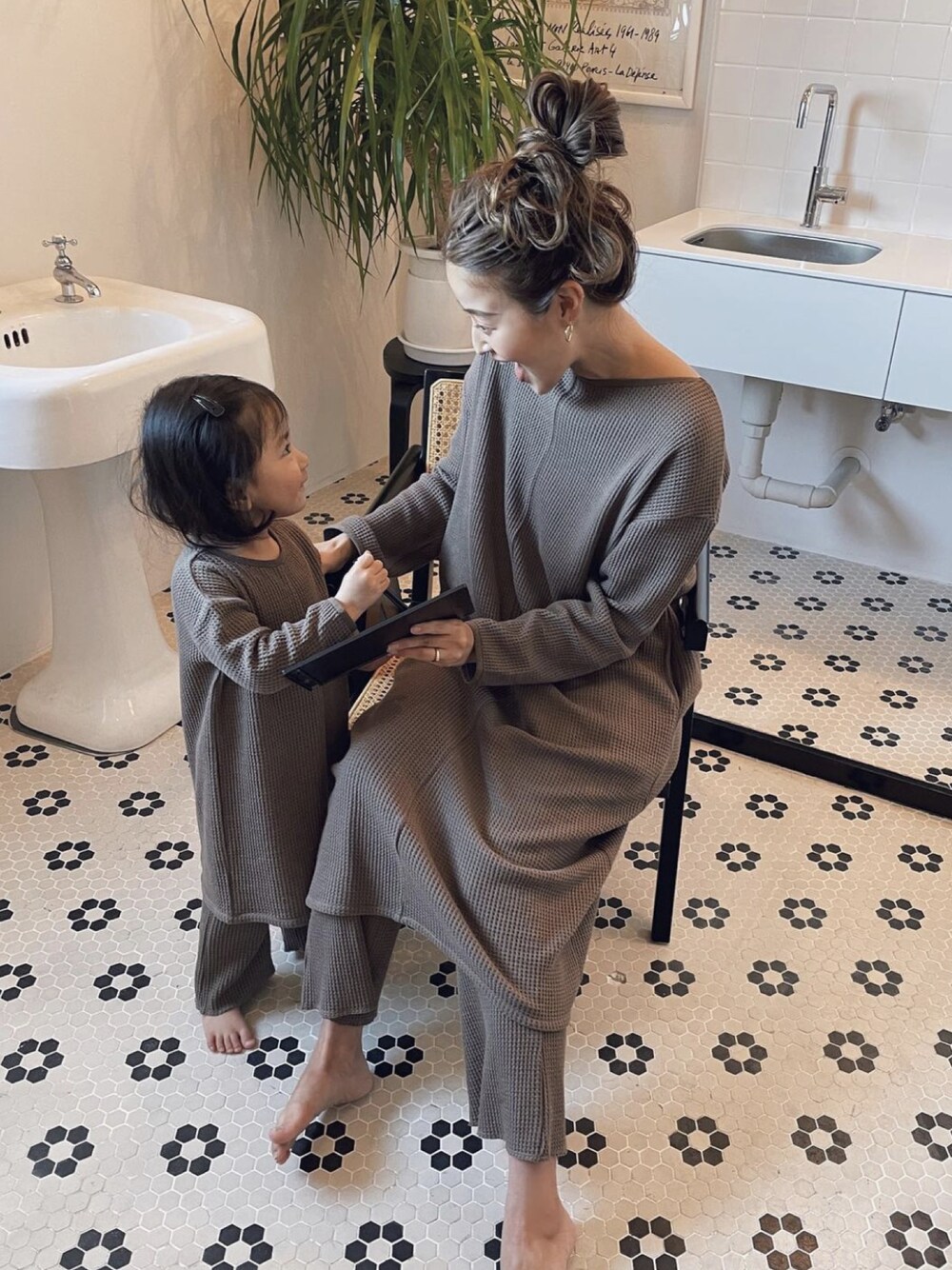 ブラウン系のセットアップ、ブラウン系のセットアップを着用したレディースの冬コーディネートの1枚目の写真