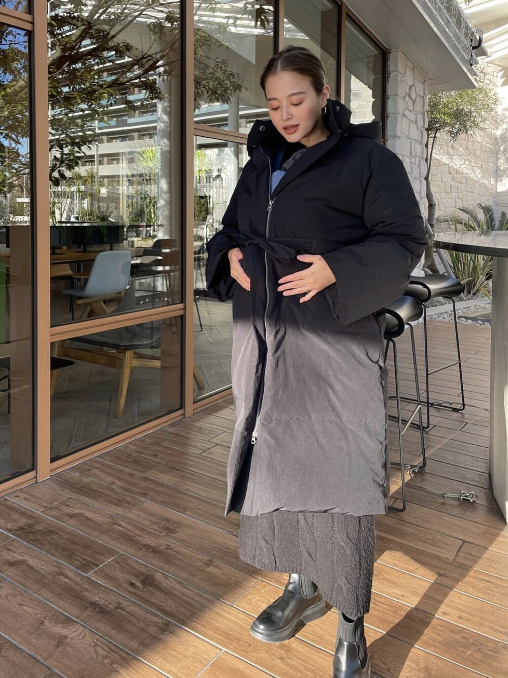 ブラック系のダウンジャケット/コートを着用したレディースの冬コーディネートの1枚目の写真