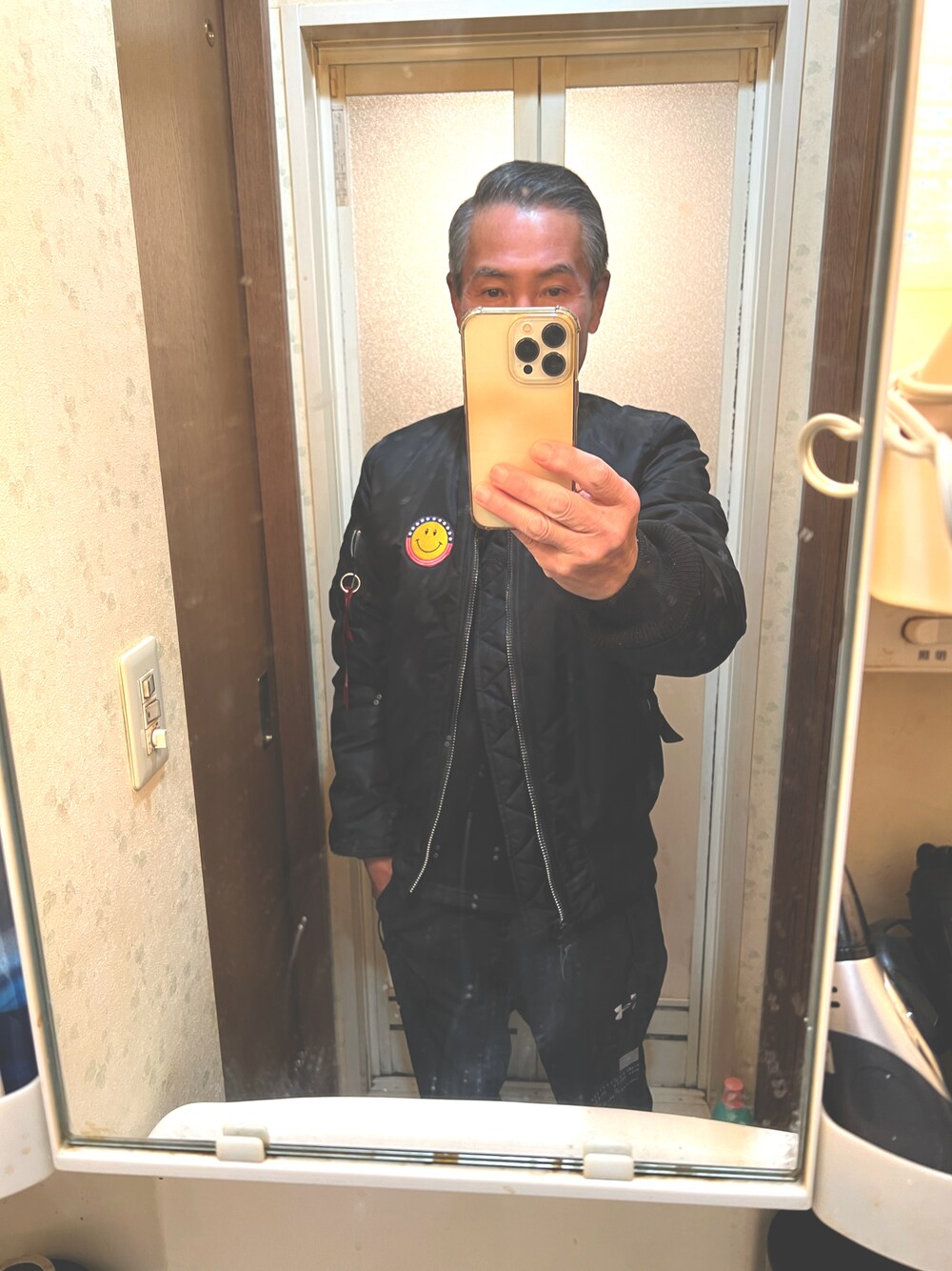 ブラック系のその他アウター、ブラック系のスウェットを着用したメンズの冬コーディネートの1枚目の写真