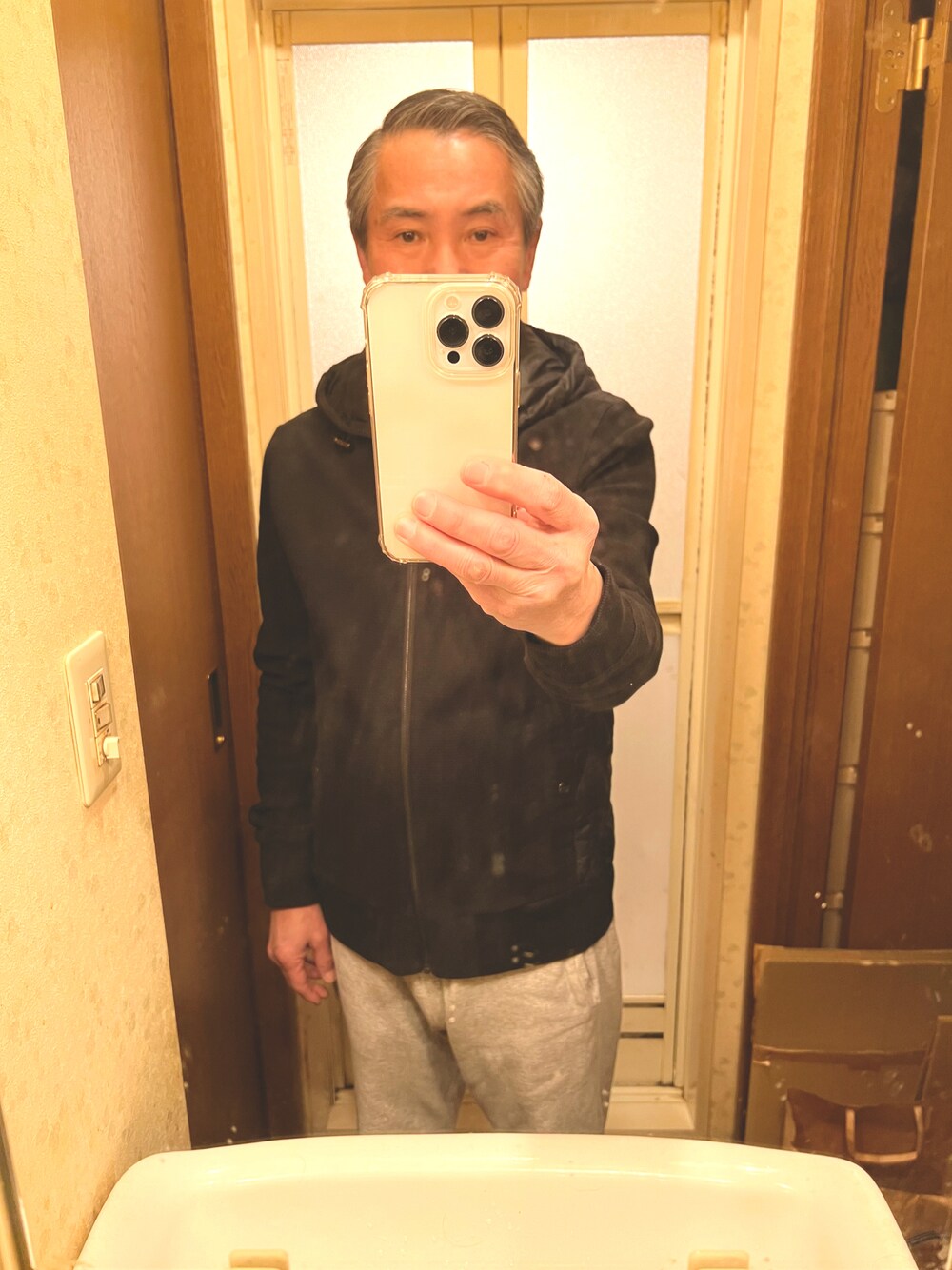 ブラック系のダウンジャケット/コートを着用したメンズの冬コーディネートの1枚目の写真