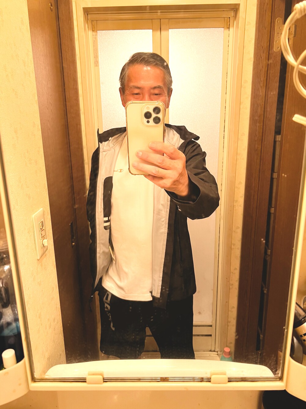 ブラック系のパーカー、ホワイト系のその他トップス、ブラック系のその他トップスを着用したメンズの秋コーディネートの1枚目の写真
