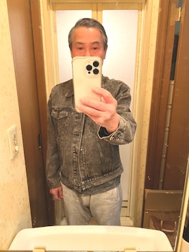 「アイテム（デニムジャケット、シルバー系）」を使った、バツ1 独身おしゃれ大好きオヤジさん（メンズ・173cm）の冬コーディネート