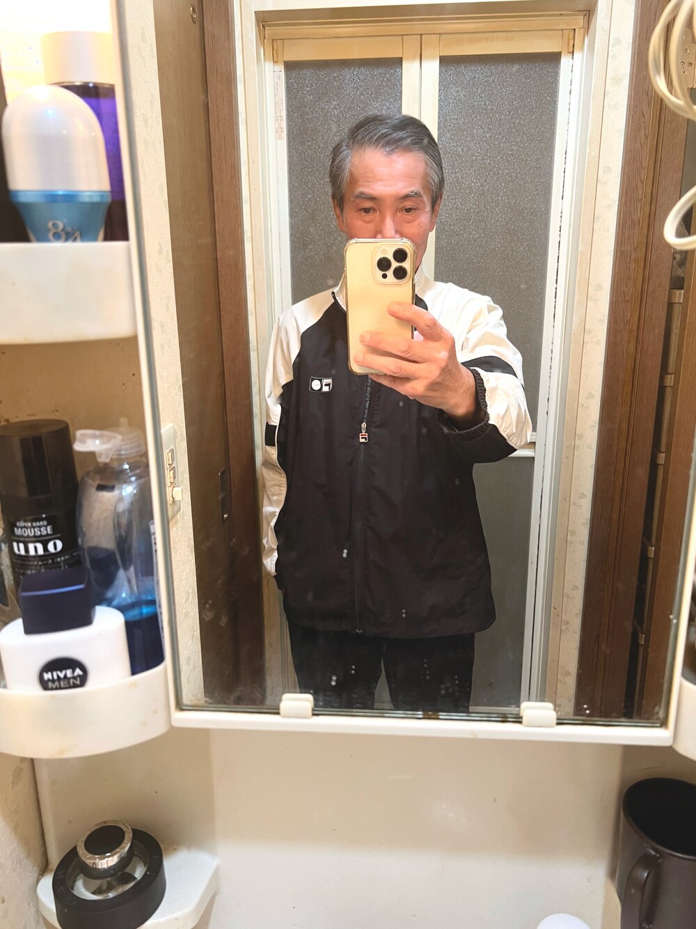 その他のその他アウター、グレー系のその他トップス、ブラック系のスウェットを着用したメンズの秋コーディネートの1枚目の写真
