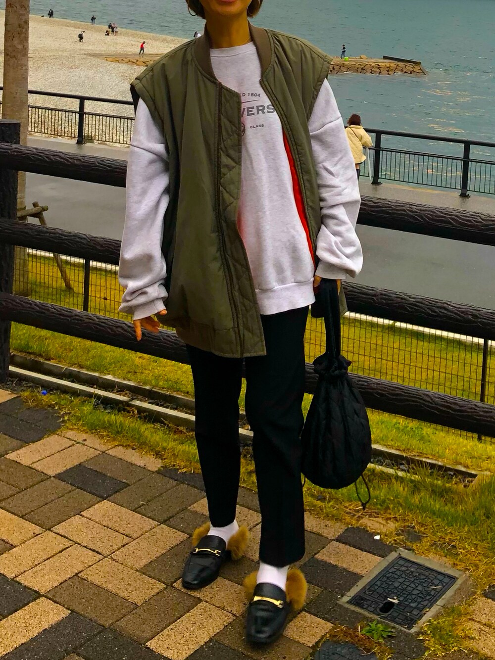 「きれいめカジュアル、オトナカワイイ、パンツスタイル、ゆるコーデ、大人女子、大人カジュアル、プチプラコーデ、カーキ、ラクチンコーデ、オーバーサイズ、新星WEARISTAにエントリー、ootd、GU、ミリタリー」｜「CANAL JEANのアイテム（スウェット、グレー系）」を使った、kyonさん（レディース・154cm）の冬コーディネートの1枚目の写真
