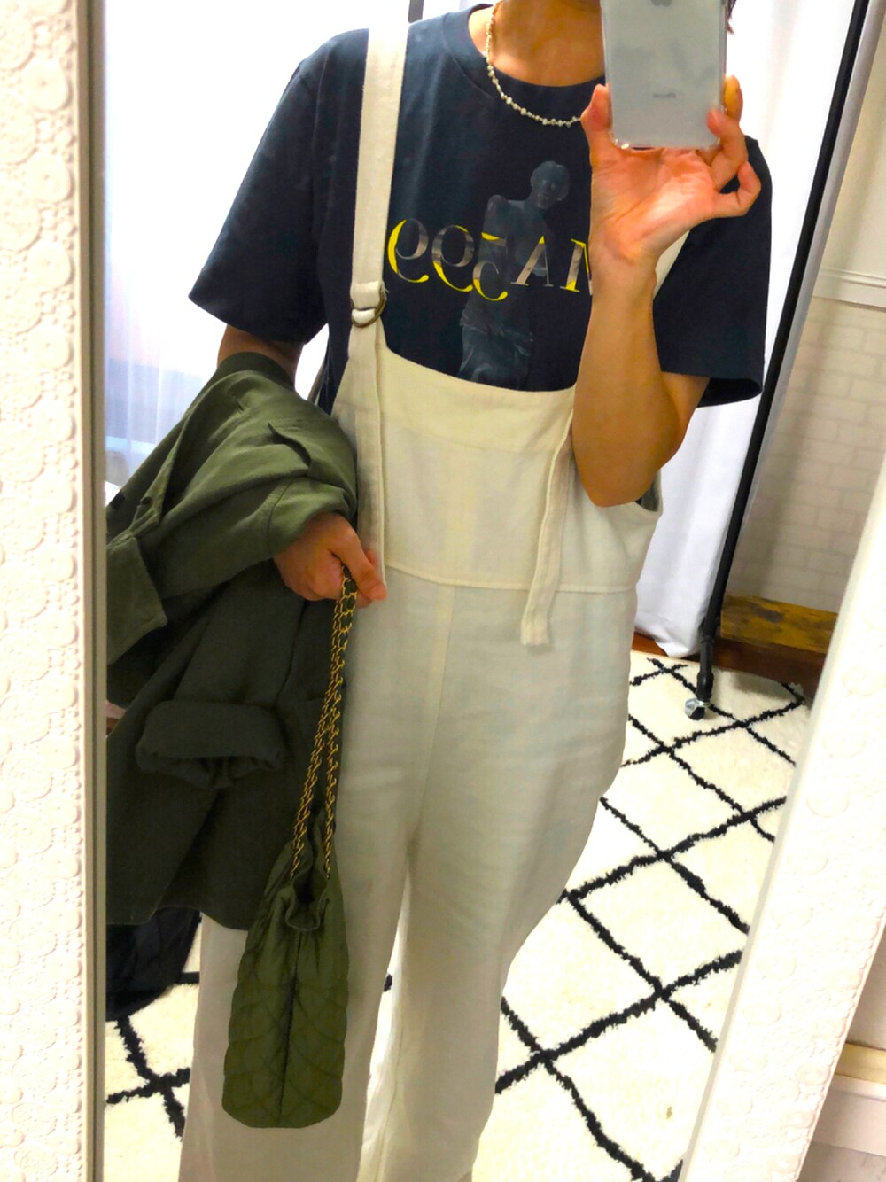「カジュアル、サロペット、Tシャツ、メンズライク、キレイめ、パールネックレス、シンプルコーデ、ゆるコーデ、オトナカジュアル、ママファッション、オトナ女子、ユニクロ」｜「UNIQLOのアイテム（Tシャツ/カットソー、ブラック系）」を使った、kyonさん（レディース・154cm）の秋コーディネートの1枚目の写真