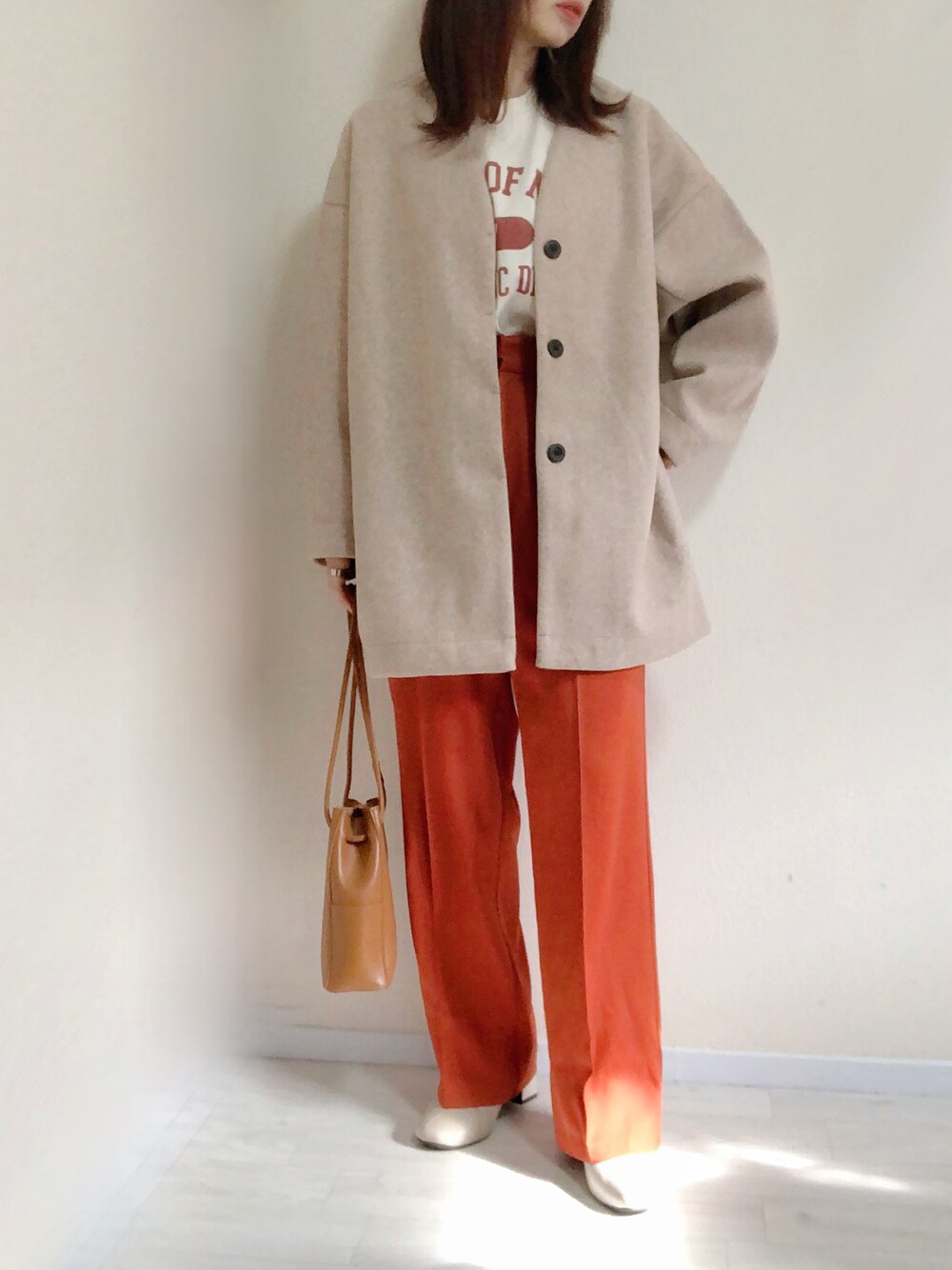 「ANGIE VINTAGE、Angie、コクーンシルエット、ノーカラーコート、コクーンコート、ロゴT、スラックス、カラーパンツ、オレンジ、オトナカジュアル、秋冬コーデ、パンツコーデ、カジュアルコーデ、ビックシルエット、冬アウター」｜「ANGIEの【2022年新色追加】ノーカラーミドルコクーンコート（ノーカラーコート、ピンク系）」を使った、no＊さん（レディース・160cm）の秋コーディネートの1枚目の写真