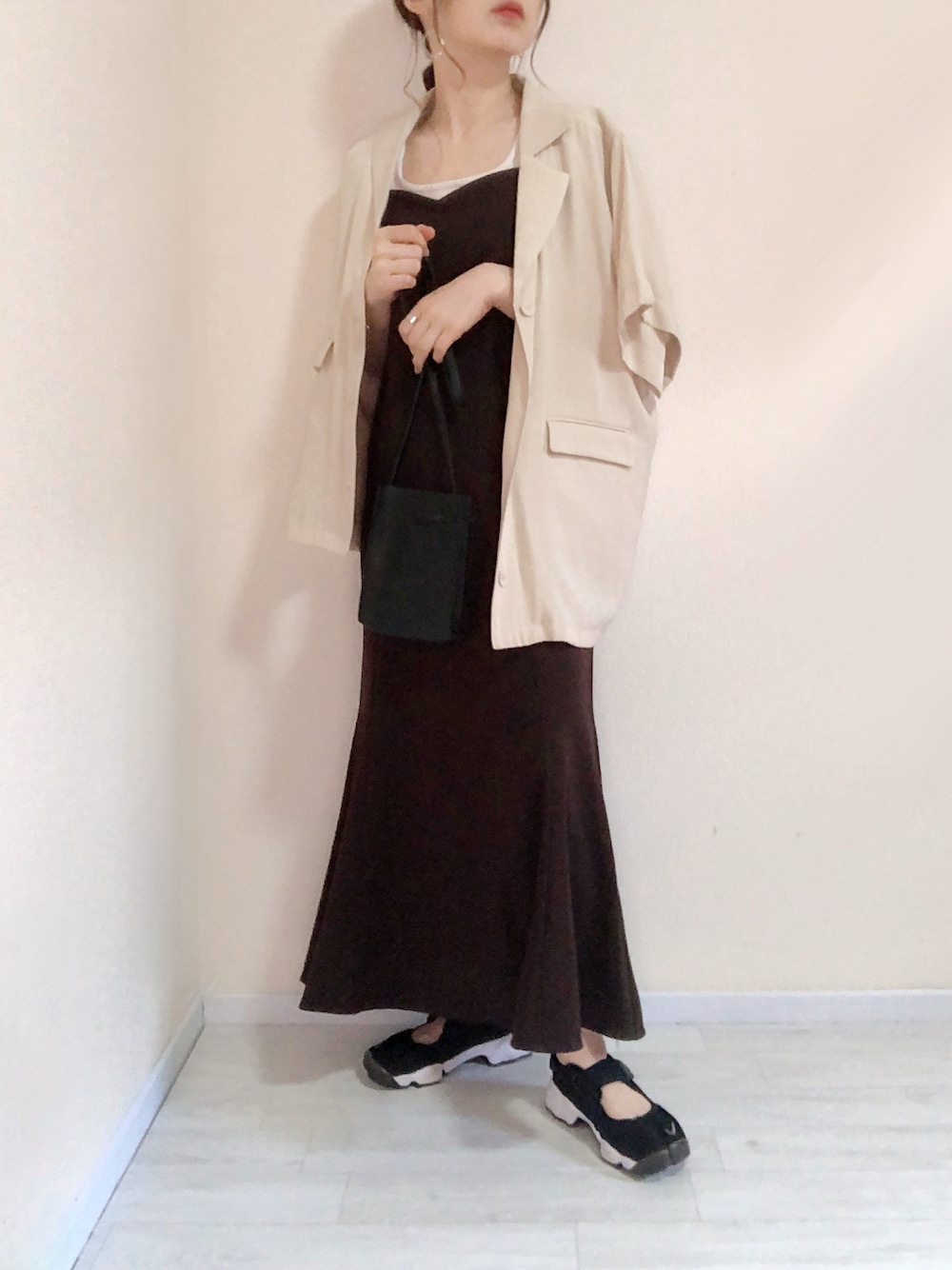 ブラウン系のワンピース、ホワイト系のシャツ/ブラウス、ブラック系のサンダルを着用したレディースの夏コーディネートの1枚目の写真