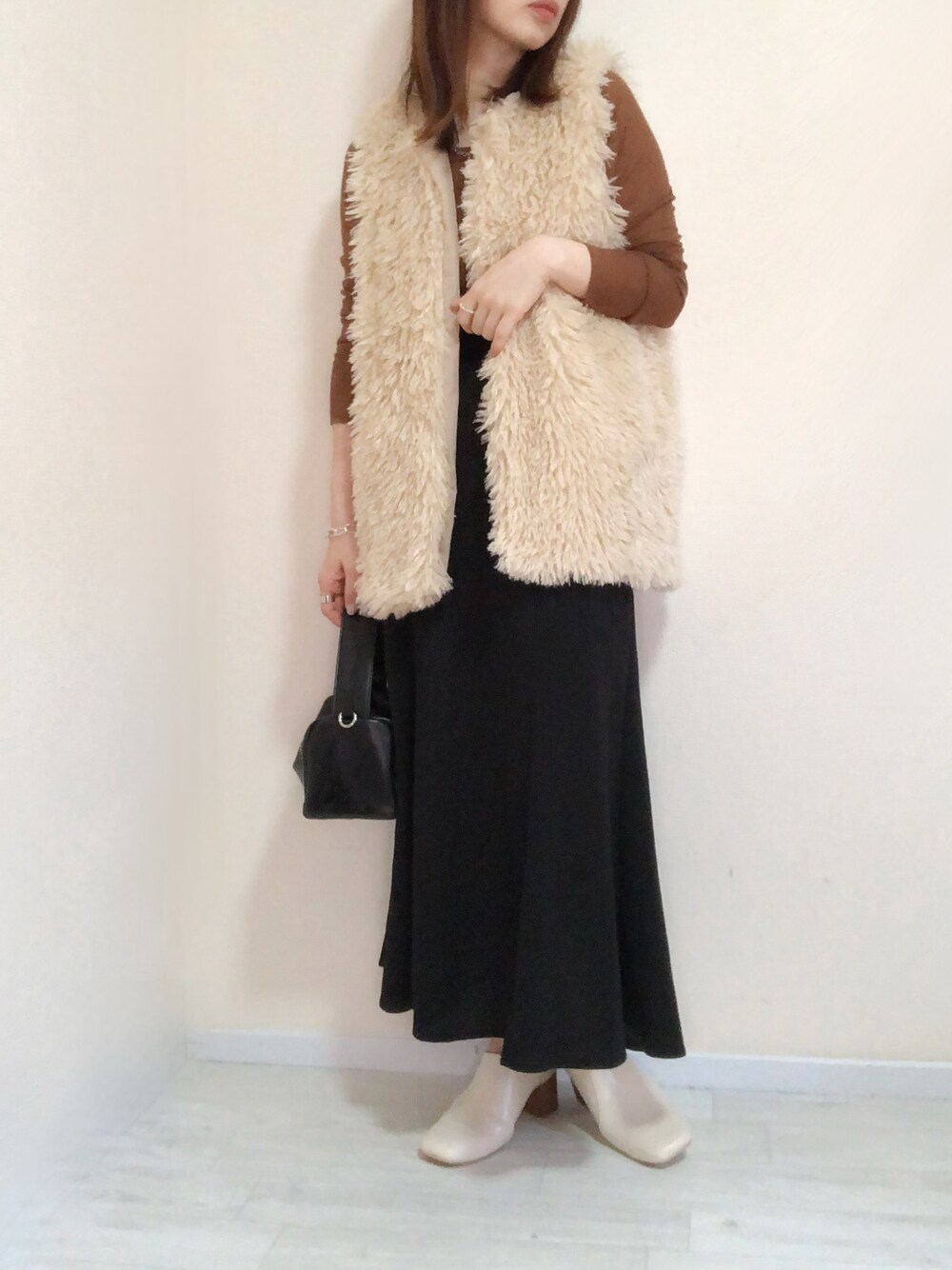 「ANGIE VINTAGE、ファー、ファーベスト、マーメイドスカート、apretro、初秋コーデ、秋服、シンプルコーデ、大人女子、きれいめカジュアル、ブーツ」｜「ANGIEのプードルフェイクファーベスト（ベスト、ホワイト系）」を使った、no＊さん（レディース・160cm）の秋コーディネートの1枚目の写真