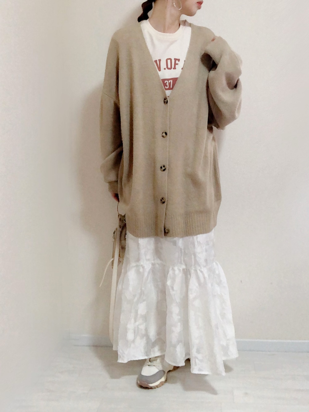 「ANGIE VINTAGE、Angie、ニットカーディガン、ニット、カーディガン、ロゴT、ロンT、ティアードスカート、ダッドスニーカー、きれいめカジュアル、ワントーンコーデ、淡色コーデ、スニーカー、オトナ女子」｜「ANGIEのオーバーサイズVネックニットカーディガン（カーディガン/ボレロ、ベージュ系）」を使った、no＊さん（レディース・160cm）の冬コーディネートの1枚目の写真