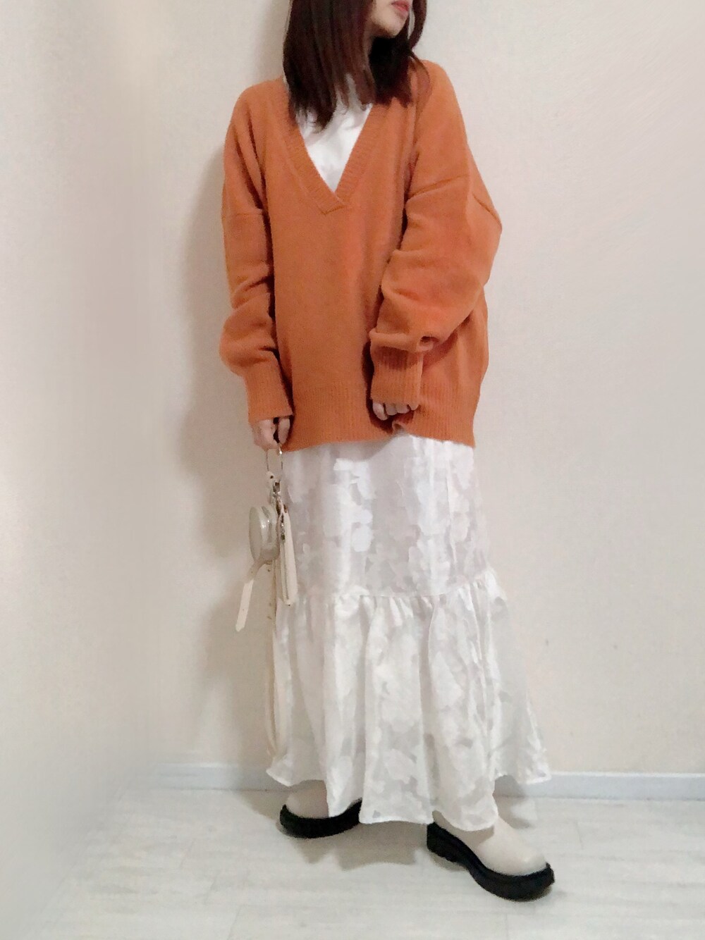 「ANGIE VINTAGE、ニット、オーバーサイズ、プルオーバー、ティアードスカート、サイドゴアブーツ、カラーコーデ、オレンジ、大人女子、きれいめカジュアル」｜「ANGIEの【2022年秋冬新色追加】オーバーサイズ 深Vネックニットプルオーバー（ニット/セーター、オレンジ系）」を使った、no＊さん（レディース・160cm）の冬コーディネートの1枚目の写真