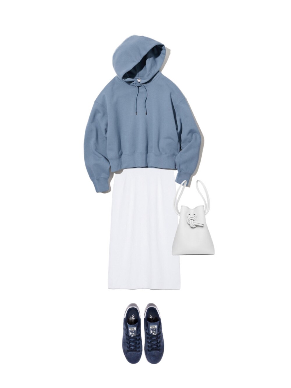 ブルー系のパーカー、ホワイト系のスカート、ホワイト系のハンドバッグを着用したレディースの冬コーディネートの1枚目の写真