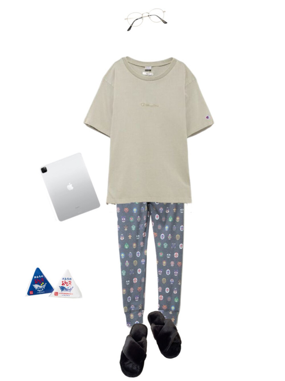 ベージュ系のTシャツ/カットソー、グレー系のレギンス/スパッツ、ブルー系の入浴剤・バスケアを着用したレディースの秋コーディネートの1枚目の写真