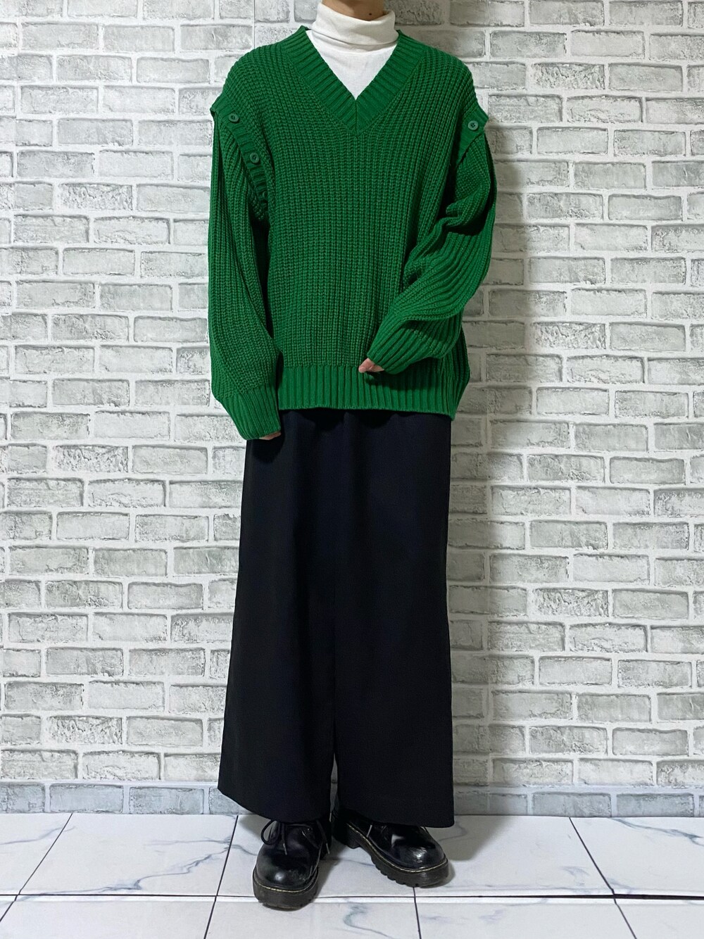 「休日コーデ、ビッグシルエット、ゆるコーデ、きれいめカジュアル、ootd、低身長コーデ、韓国ファッション、レイヤードスタイル、レースアップシューズ、ワイドパンツ、タートルネック、Vネックニット」｜「Adoon plainの【Adoon plain】2wayニット（ニット/セーター、グリーン系）」を使った、ERAさん（メンズ・165cm）の冬コーディネートの1枚目の写真
