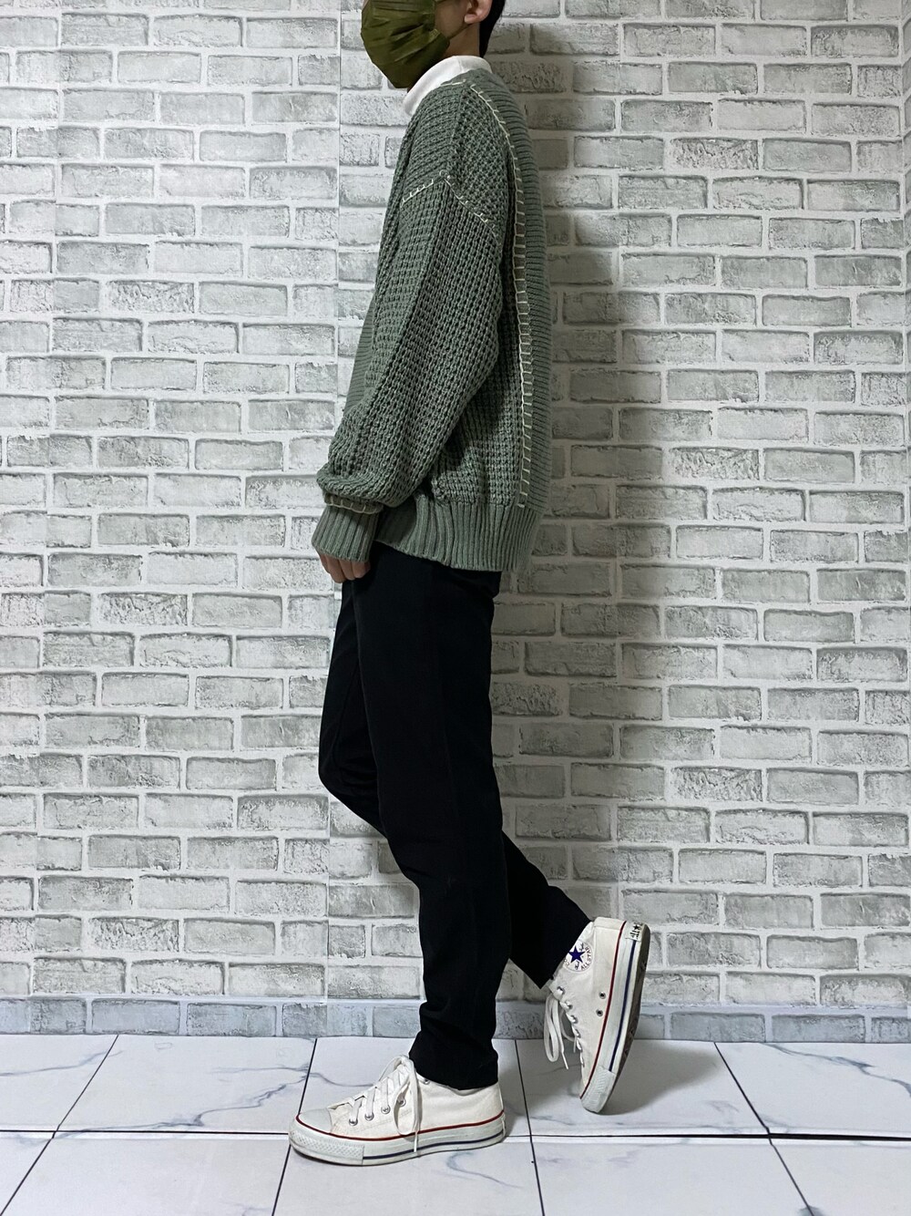 「シンプルコーデ、メンズコーデ、冬のコーデ、大人カジュアル、スニーカー、コンバース、converse、グリーン、タートルネック、ハイカットスニーカー、白スニーカー、チノパン、清潔感、ストリート」｜「RAY CASSINの配色ブランケットステッチニットプルオーバー（ニット/セーター、グリーン系）」を使った、ERAさん（メンズ・165cm）の冬コーディネートの1枚目の写真