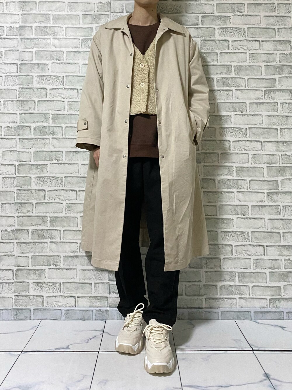 「レイヤードスタイル、今日のコーデ、ロングコート、スニーカー、アウター、厚底スニーカー、ボア、ベージュ、チェスターコート、低身長、スウェット、so4u」｜「sō4ūのアイテム（ステンカラーコート、ベージュ系）」を使った、ERAさん（メンズ・165cm）の冬コーディネートの1枚目の写真