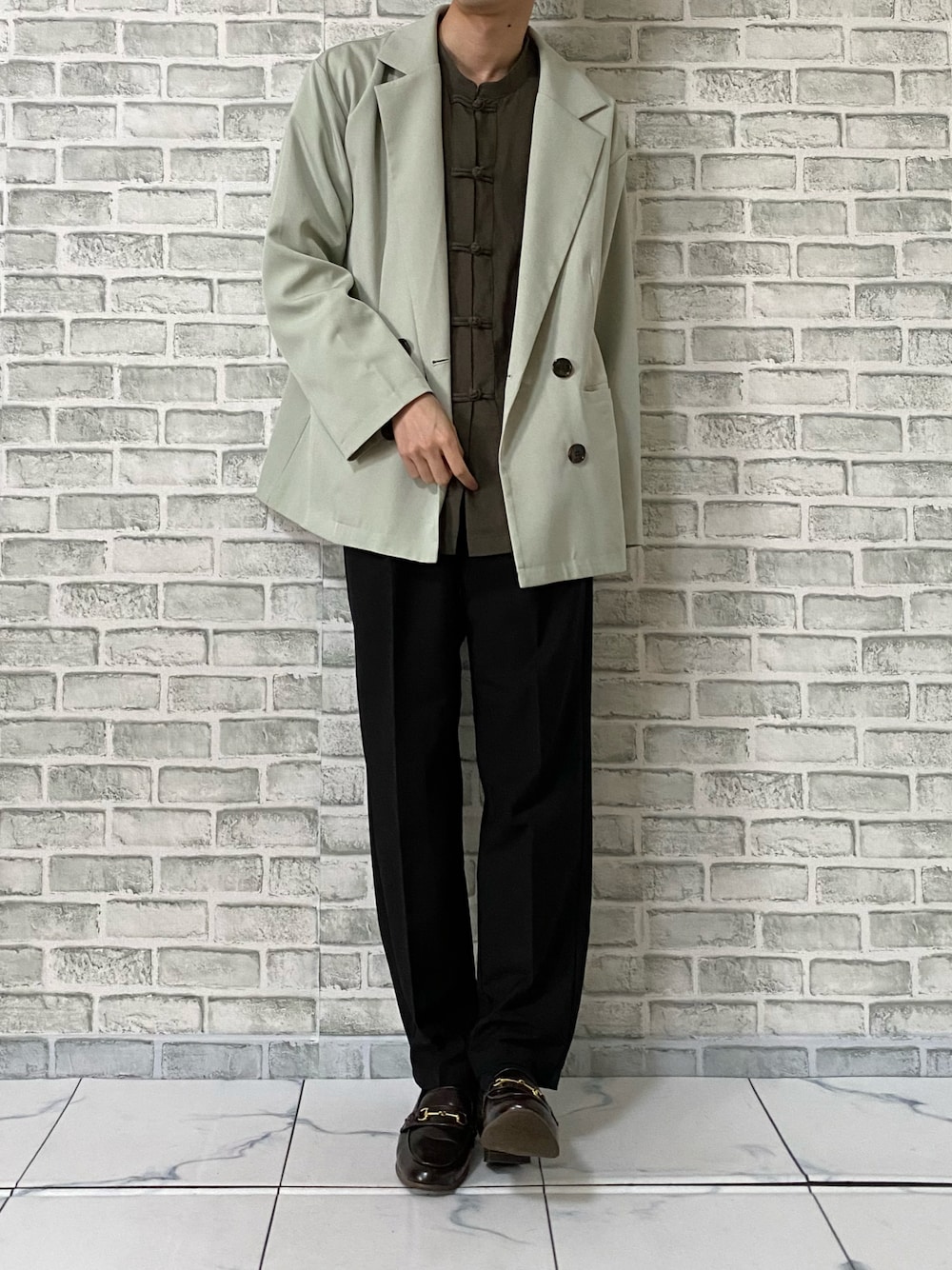 グリーン系のテーラードジャケット、グリーン系のシャツ/ブラウス、ブラック系のスラックスを着用したメンズの春コーディネートの1枚目の写真