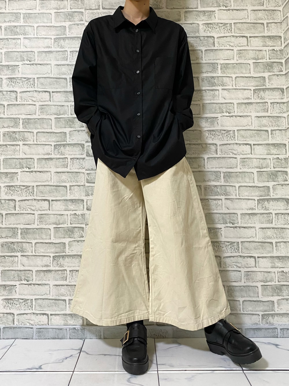 「モノトーン、プチプラ、低身長、秋服、秋のコーデ、カジュアル、オトナカジュアル、ワイドパンツ、ビッグシルエット、秋トレンド2021、シャツスタイル、ローファー」｜「kutirのシンプルロングシャツ（シャツ/ブラウス、ブラック系）」を使った、ERAさん（メンズ・165cm）の秋コーディネートの1枚目の写真