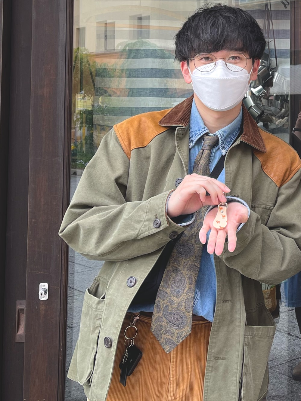 グリーン系のジャケット/アウター、ブルー系のシャツ/ブラウス、ベージュ系のパンツを着用したメンズの春コーディネートの1枚目の写真