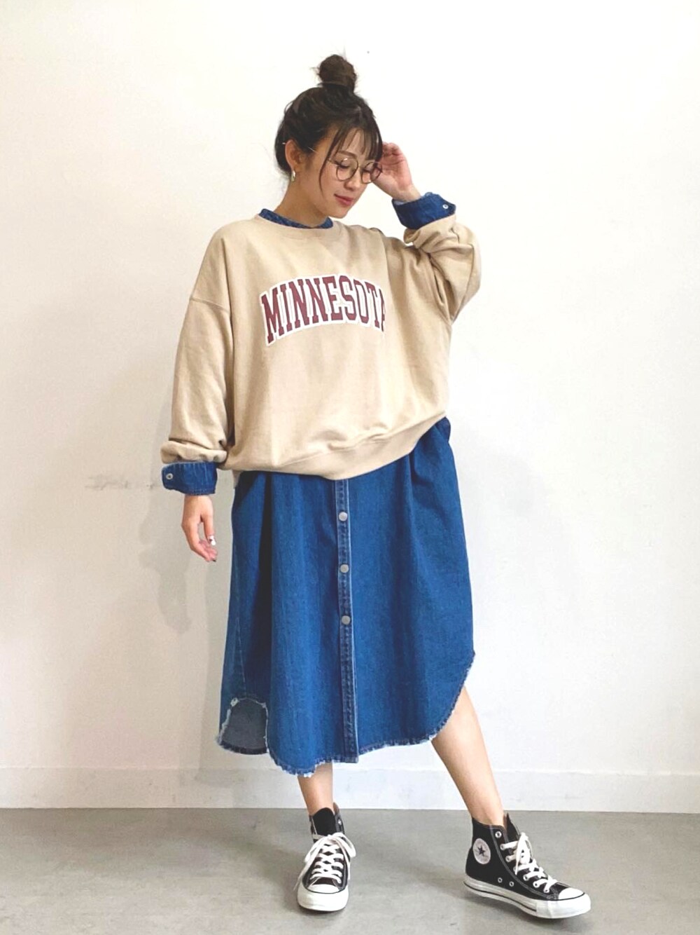 「pichi、ノーカラーシャツワンピース、デニムシャツワンピース、デニムロングシャツ、ワンピース、ロゴスウェット、トレーナー、ハイカットスニーカー、converse」｜「PICHIのアイテム（シャツワンピース、ブルー系）」を使った、mizukiさん（レディース・160cm）の冬コーディネートの1枚目の写真