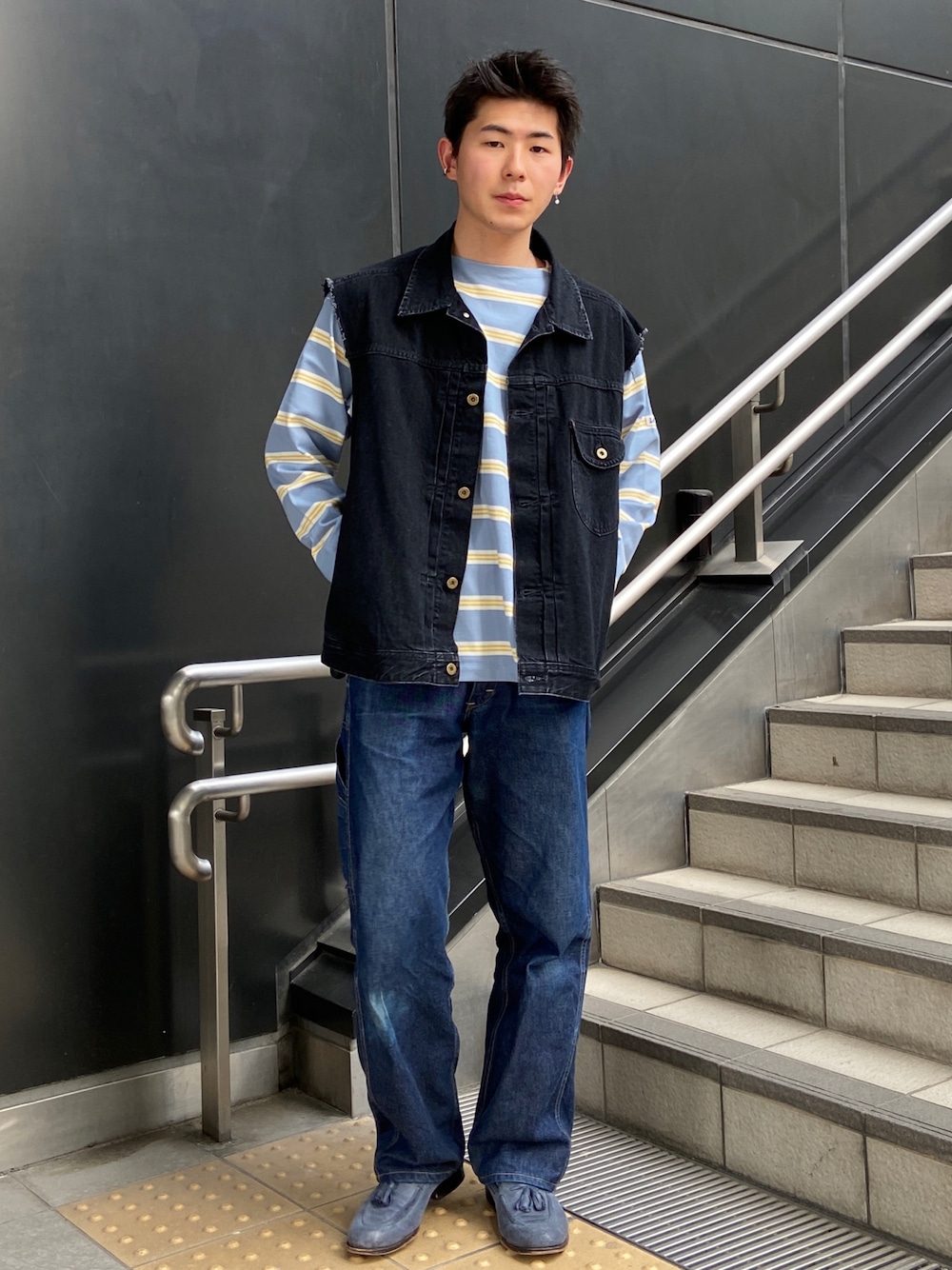 「春服デビュー宣言、デニム、ボーダー、デニムベスト、ローファー、LEE」｜「Leeのアイテム（ベスト、ブラック系）」を使った、まっとぅんさん（メンズ・175cm）の春コーディネートの1枚目の写真