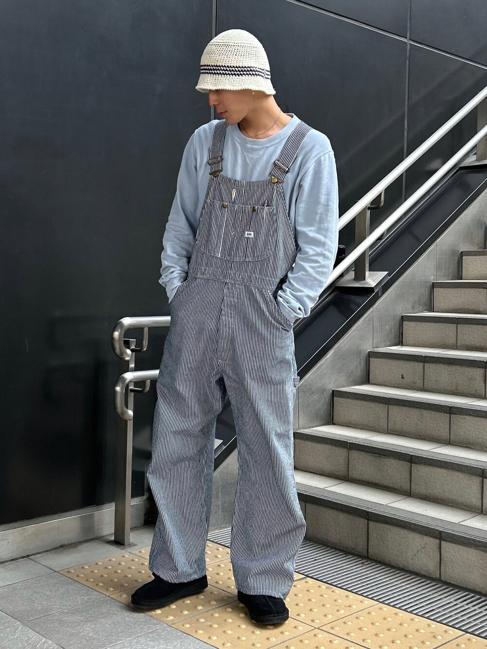 「春服デビュー宣言、春服、爽やかコーデ、デニムコーデ、ヒッコリー、オーバーオール」｜「Leeのアイテム（サロペット/オーバーオール、ブルー系）」を使った、まっとぅんさん（メンズ・175cm）の春コーディネートの1枚目の写真