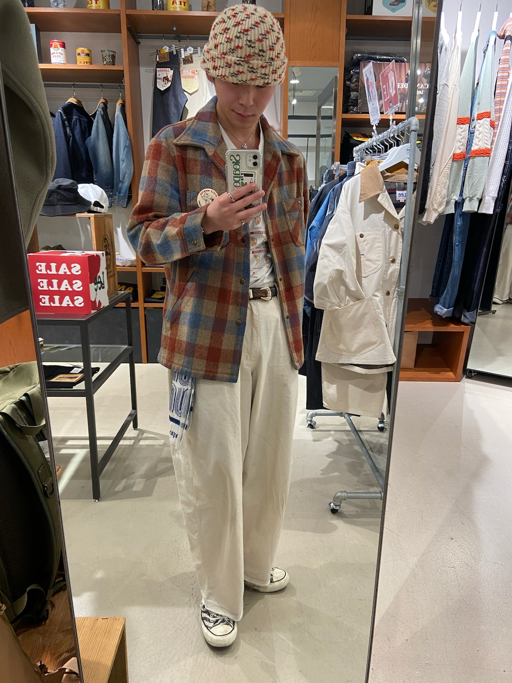 「ビーニー、チャックテイラー、ペインターパンツ、デニム、シャツジャケット」｜「LeeのLee/リー DUNGAREES PAINTER PANTS/ワイドペインターパンツ/ワークパンツ/バギーパンツ（デニムパンツ、ホワイト系）」を使った、まっとぅんさん（メンズ・175cm）の冬コーディネートの1枚目の写真