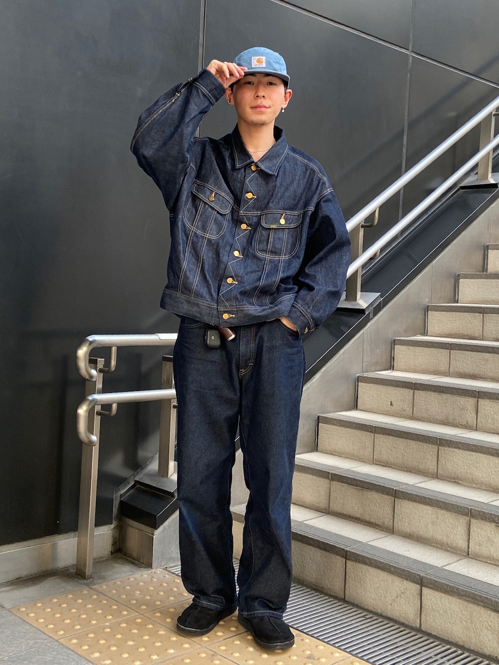 「デニム、デニムジャケット、デニムセットアップ風、デニムコーデ、Lee、春服デビュー宣言」｜「Carharttのアイテム（キャップ、ブルー系）」を使った、まっとぅんさん（メンズ・175cm）の春コーディネートの1枚目の写真