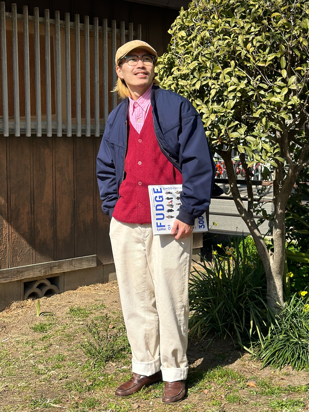 ホワイト系のチノパンツを着用したメンズの秋コーディネートの1枚目の写真