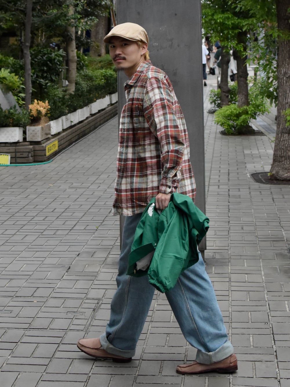 レッド系のシャツ/ブラウスを着用したメンズの秋コーディネートの1枚目の写真