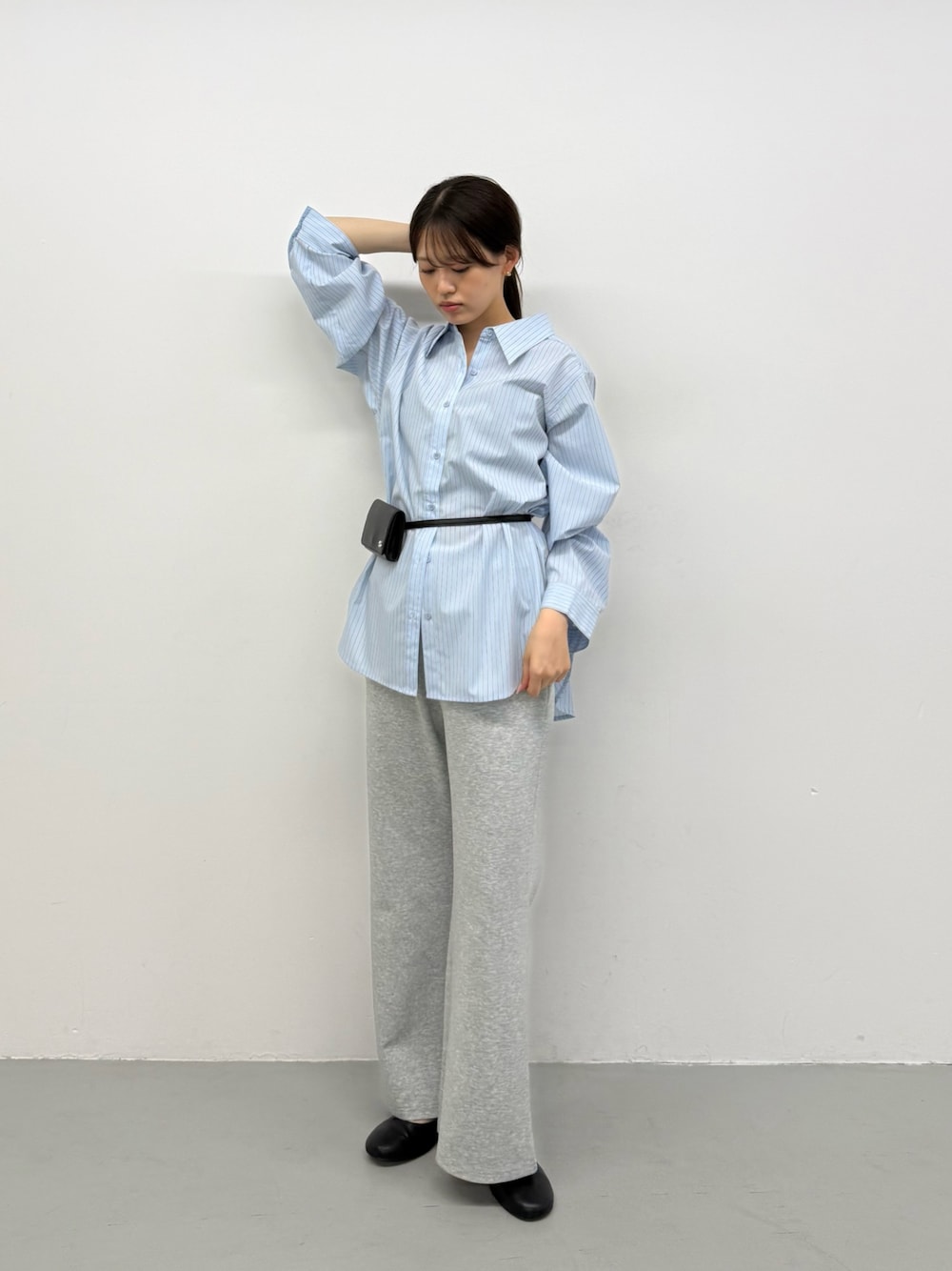 ブルー系のシャツ/ブラウス、ブルー系のシャツ/ブラウス、グレー系のその他パンツを着用したレディースの秋コーディネートの1枚目の写真