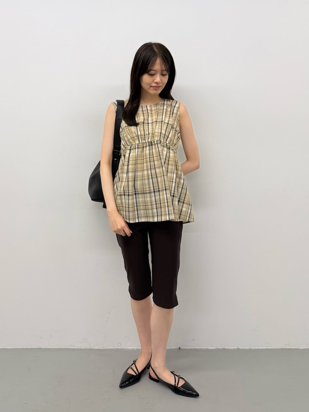 ベージュ系のシャツ/ブラウス、ベージュ系のシャツ/ブラウス、ブラウン系のその他パンツを着用したレディースの夏コーディネートの1枚目の写真