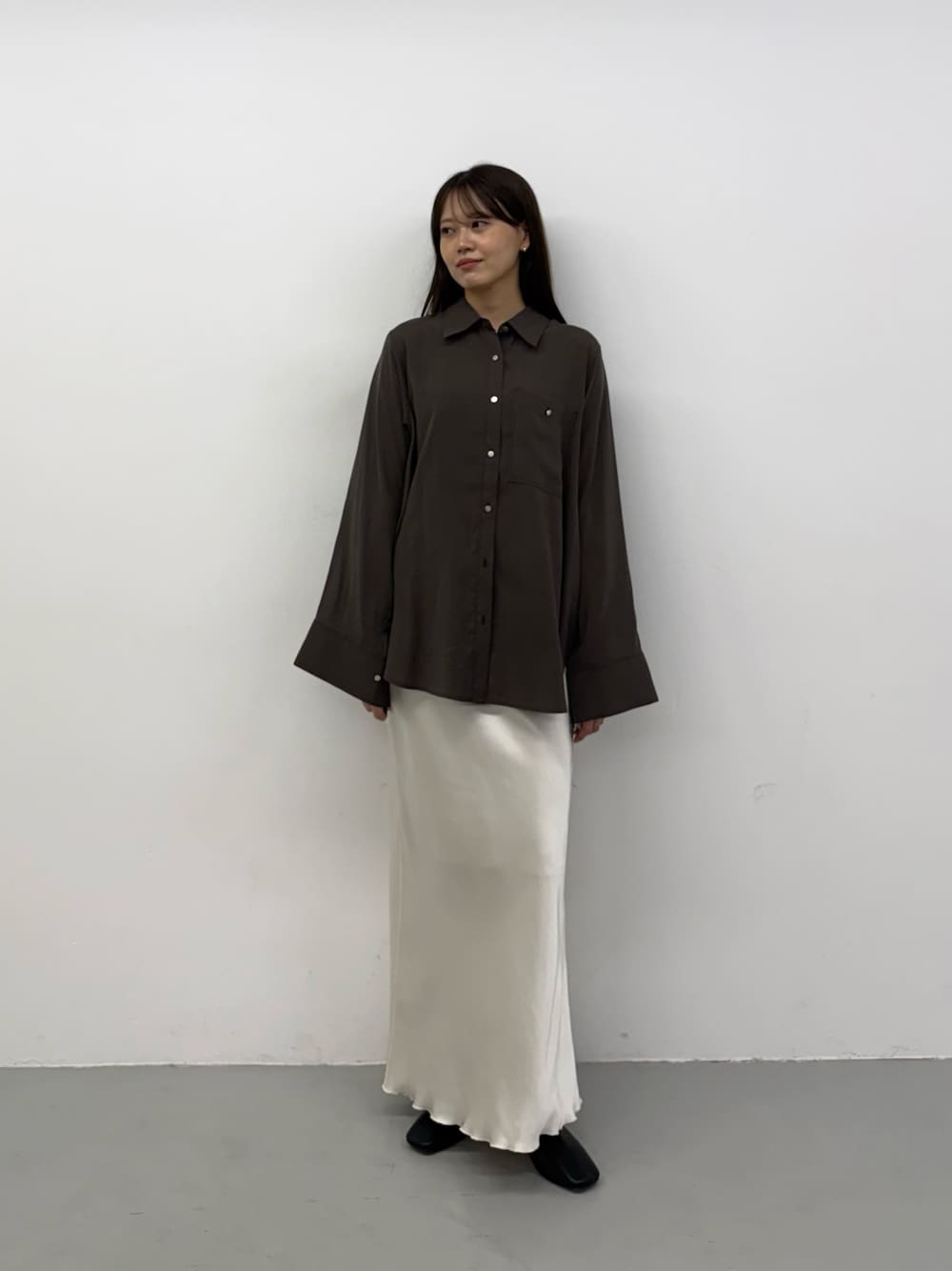 ブラウン系のシャツ/ブラウス、ブラウン系のシャツ/ブラウス、ホワイト系のスカートを着用したレディースの秋コーディネートの1枚目の写真