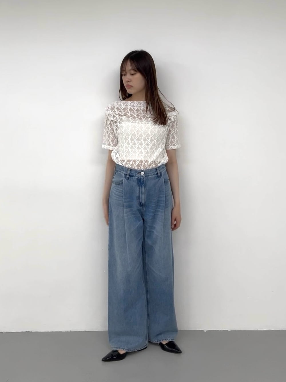 ホワイト系のTシャツ/カットソー、ブルー系のデニムパンツを着用したレディースの春コーディネートの1枚目の写真