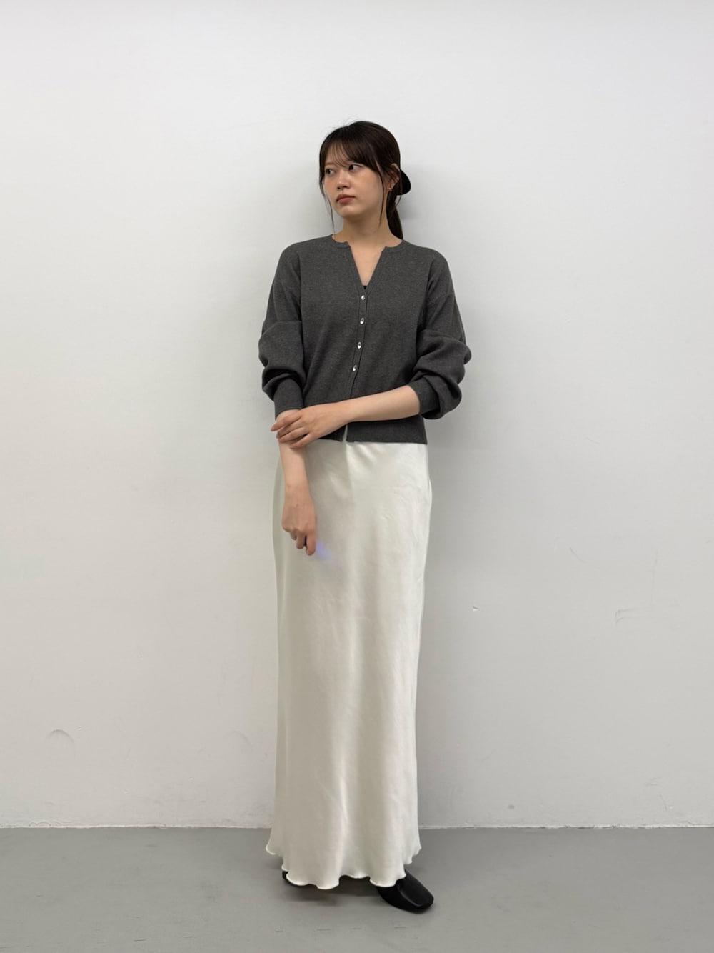グレー系のカーディガン/ボレロ、グレー系のカーディガン/ボレロ、ホワイト系のスカートを着用したレディースの秋コーディネートの1枚目の写真