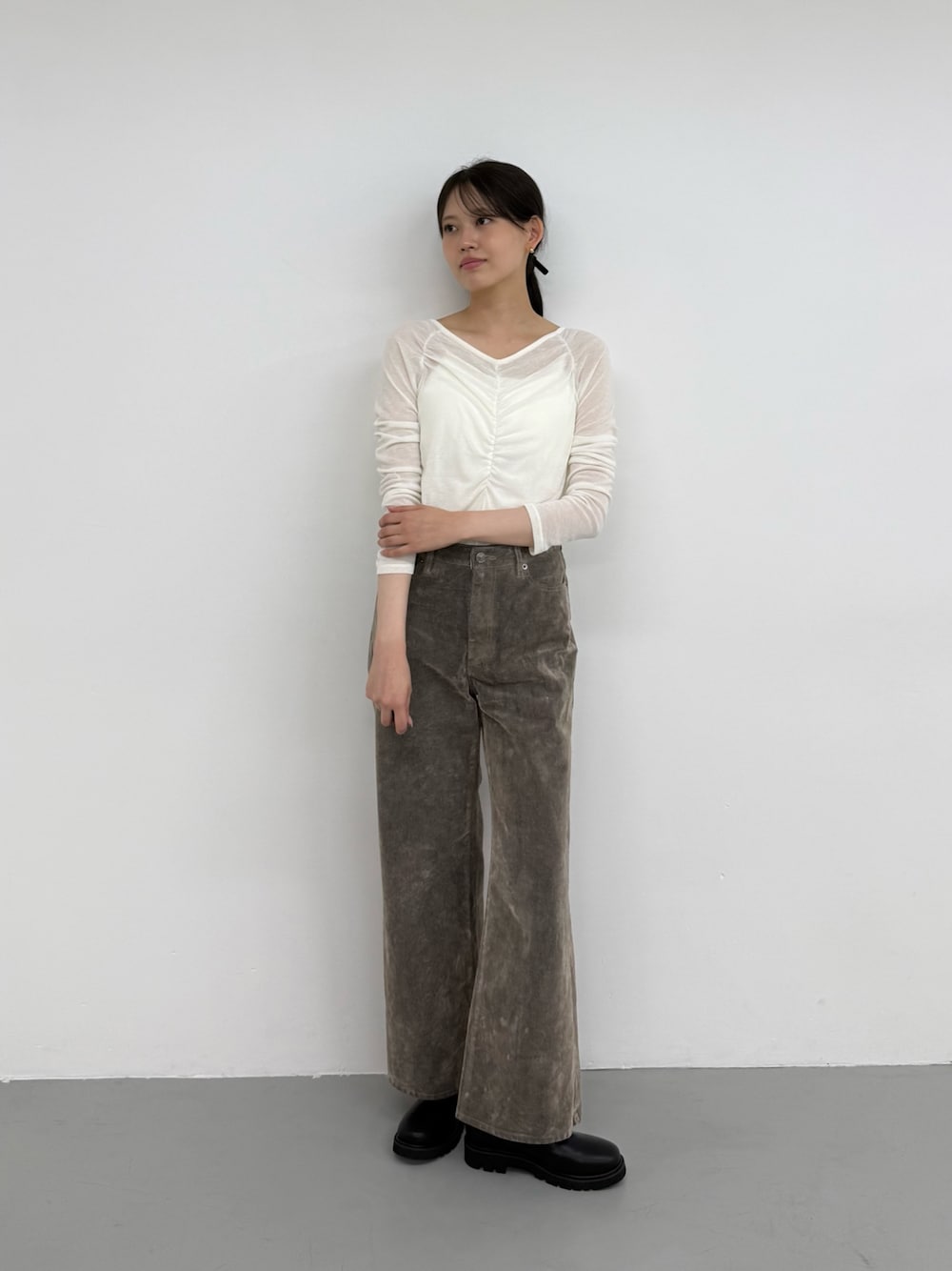 ベージュ系のその他パンツ、ベージュ系のその他パンツ、ホワイト系のTシャツ/カットソーを着用したレディースの夏コーディネートの1枚目の写真