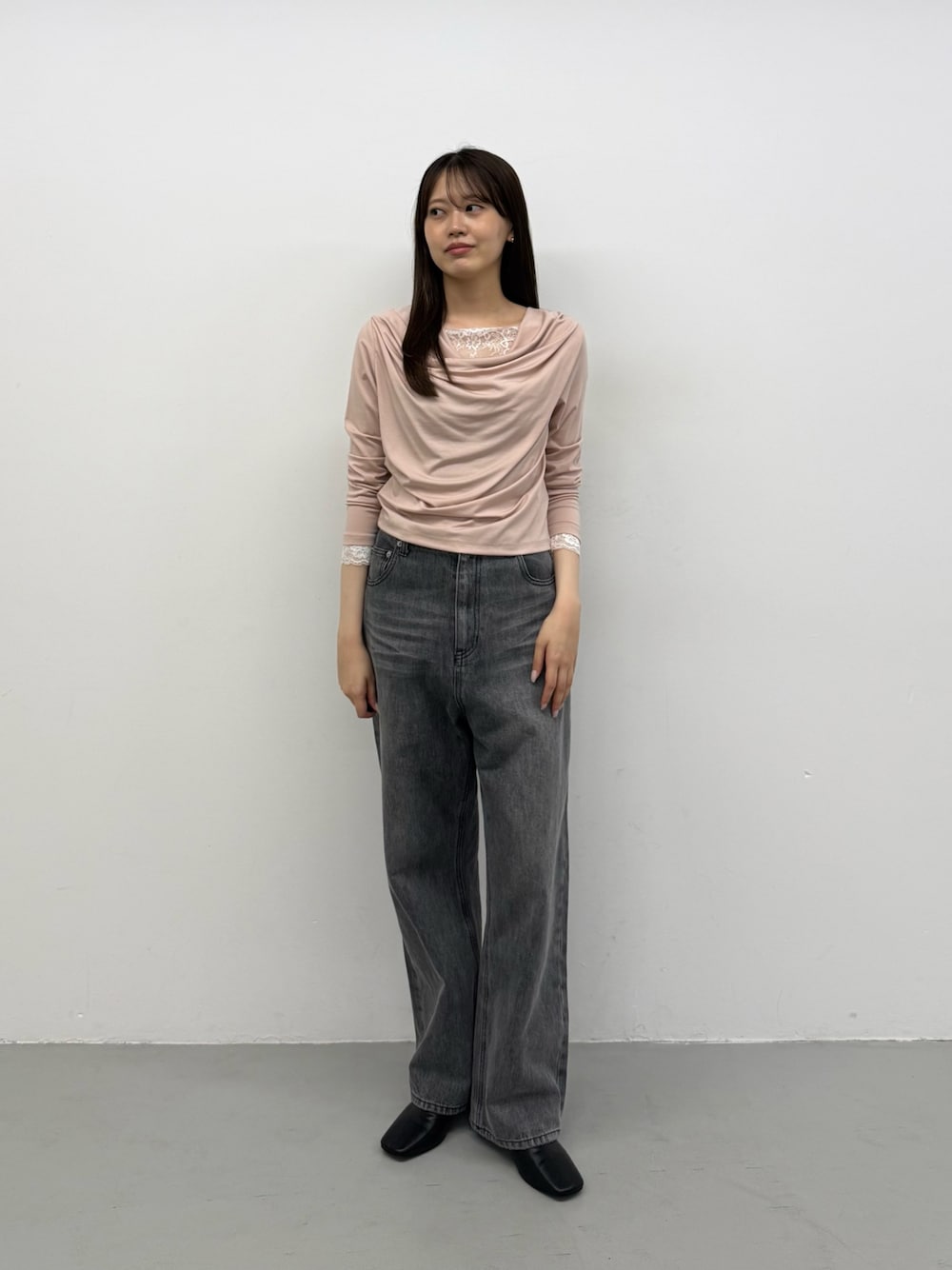ピンク系のTシャツ/カットソー、ピンク系のTシャツ/カットソー、グレー系のデニムパンツを着用したレディースの秋コーディネートの1枚目の写真