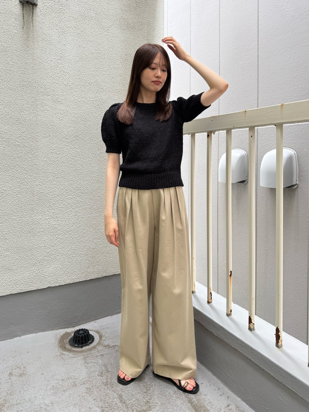 ブラック系のニット/セーター、ブラック系のニット/セーター、ベージュ系のその他パンツを着用したレディースの夏コーディネートの1枚目の写真