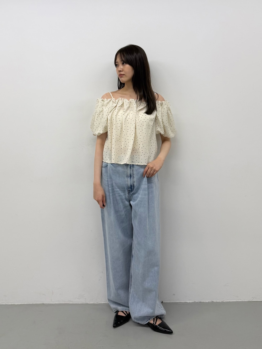 ホワイト系のシャツ/ブラウス、ブルー系のデニムパンツ、ブルー系のデニムパンツを着用したレディースの夏コーディネートの1枚目の写真
