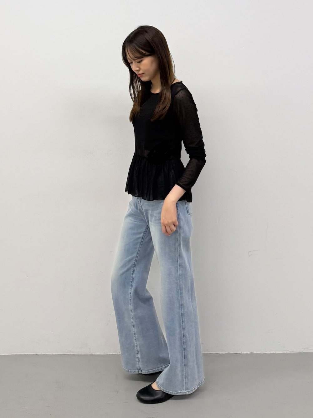 ブラック系のその他トップス、ブルー系のデニムパンツ、ブルー系のデニムパンツを着用したレディースの秋コーディネートの1枚目の写真