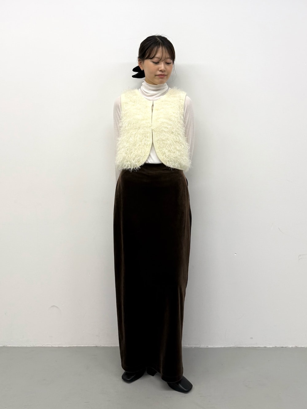 ホワイト系のベスト、ホワイト系のベスト、ホワイト系のTシャツ/カットソーを着用したレディースの秋コーディネートの1枚目の写真