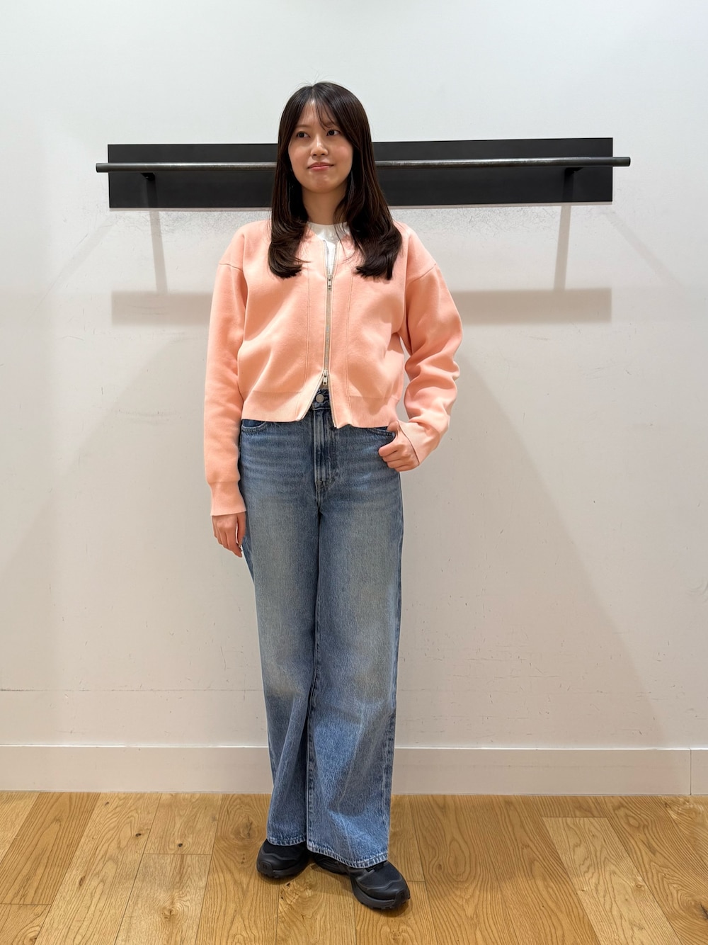 ピンク系のカーディガン/ボレロ、ピンク系のカーディガン/ボレロ、ブルー系のデニムパンツを着用したレディースの冬コーディネートの1枚目の写真