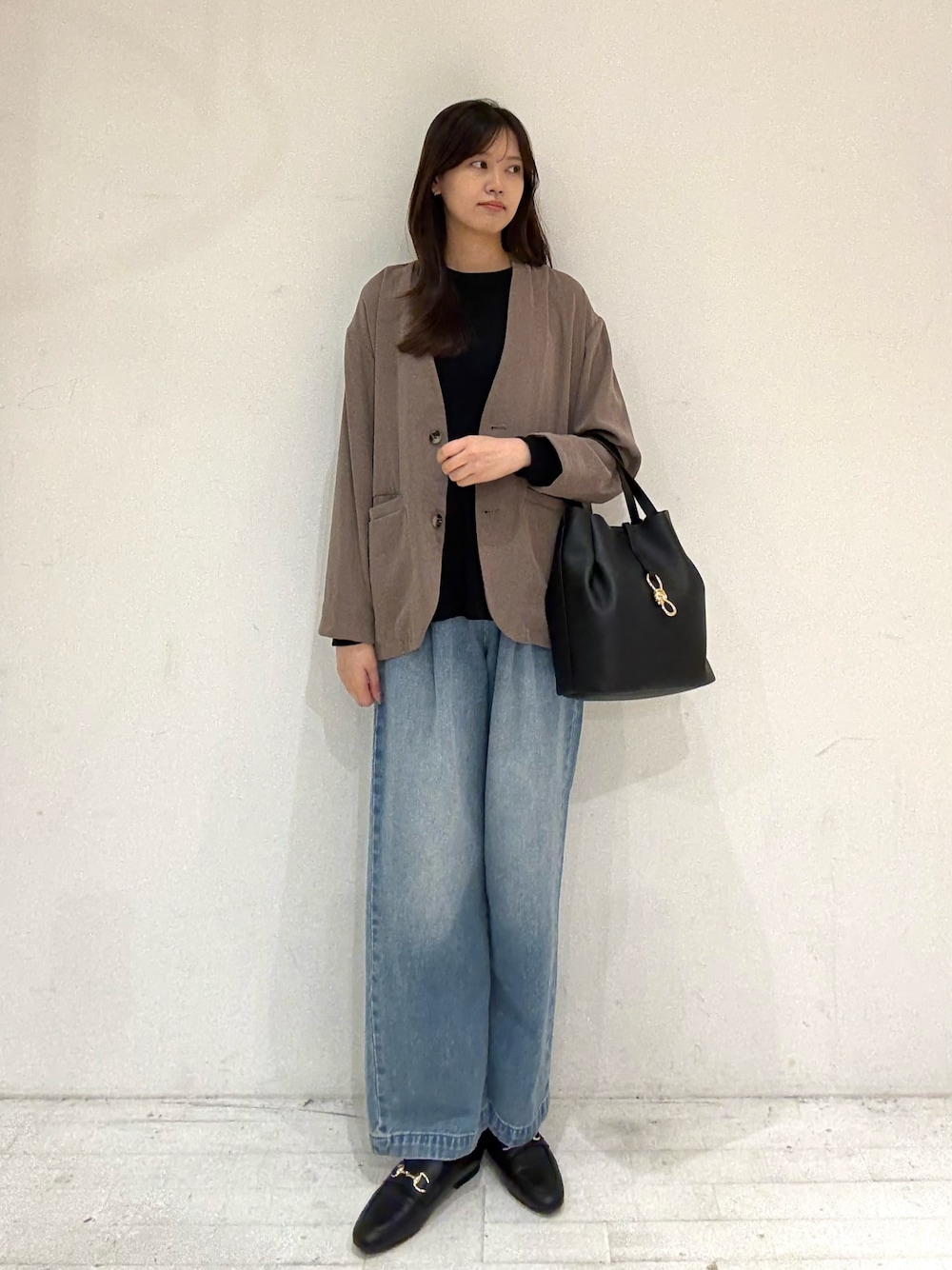 ベージュ系のノーカラージャケット、ベージュ系のノーカラージャケット、ブラック系のTシャツ/カットソーを着用したレディースの秋コーディネートの1枚目の写真
