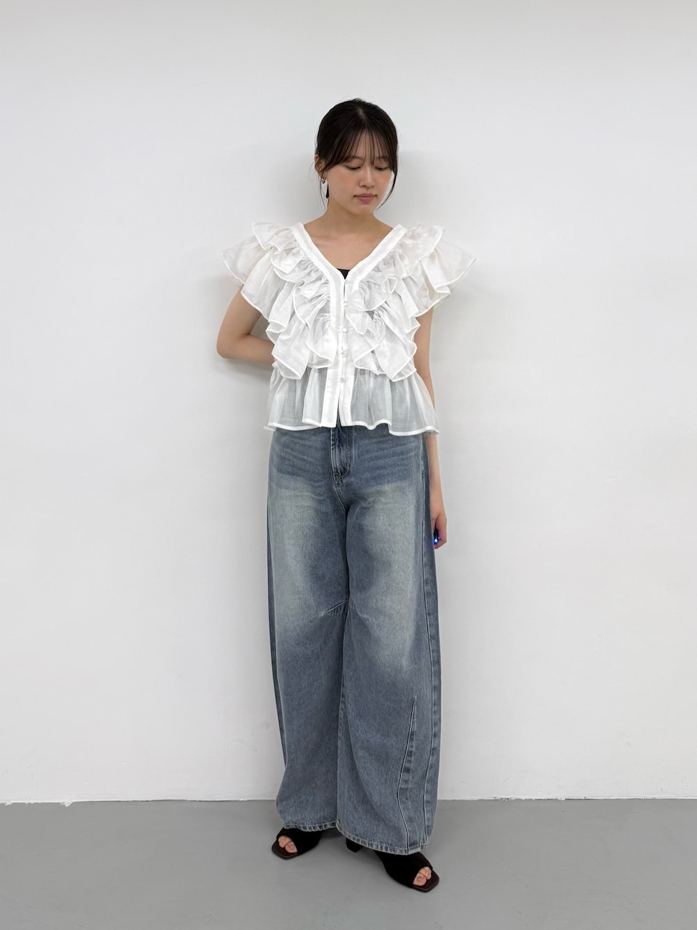 ホワイト系のシャツ/ブラウス、ホワイト系のシャツ/ブラウス、ブルー系のデニムパンツを着用したレディースの夏コーディネートの1枚目の写真