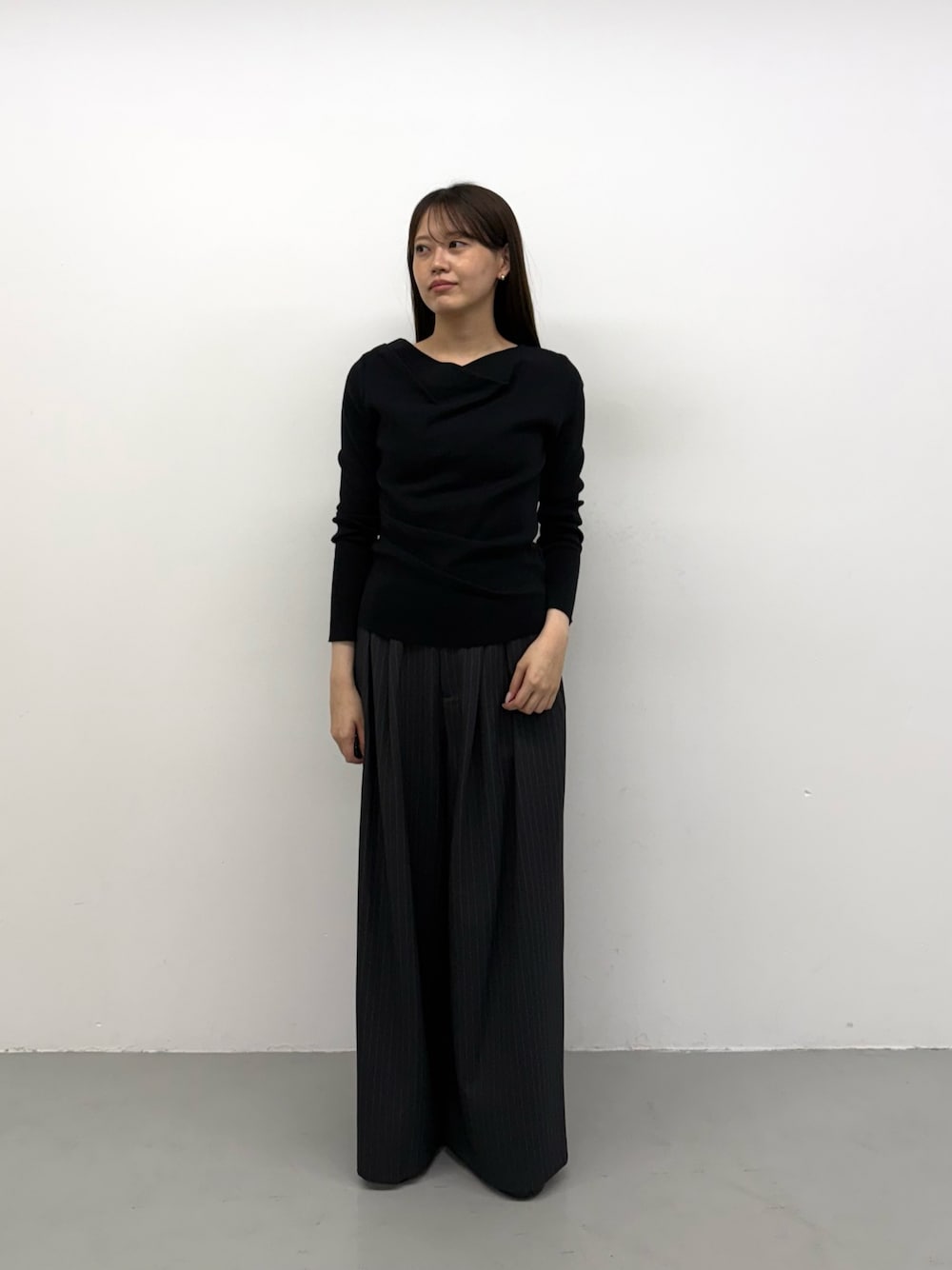 ブラック系のニット/セーター、ブラック系のニット/セーター、グレー系のその他パンツを着用したレディースの秋コーディネートの1枚目の写真