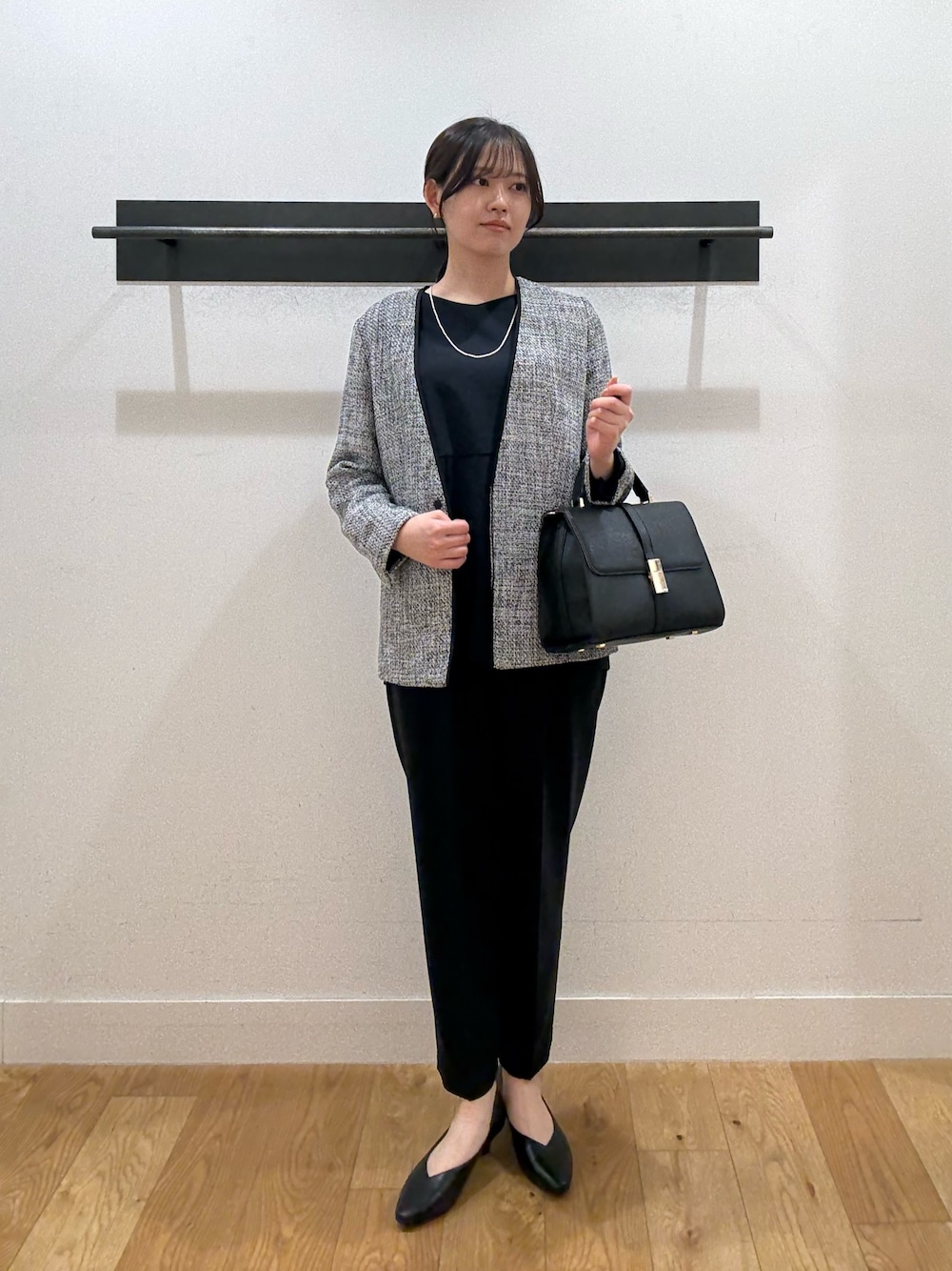 ブラック系のスーツジャケット、ブラック系のスーツジャケット、ブラック系のセットアップを着用したレディースの冬コーディネートの1枚目の写真