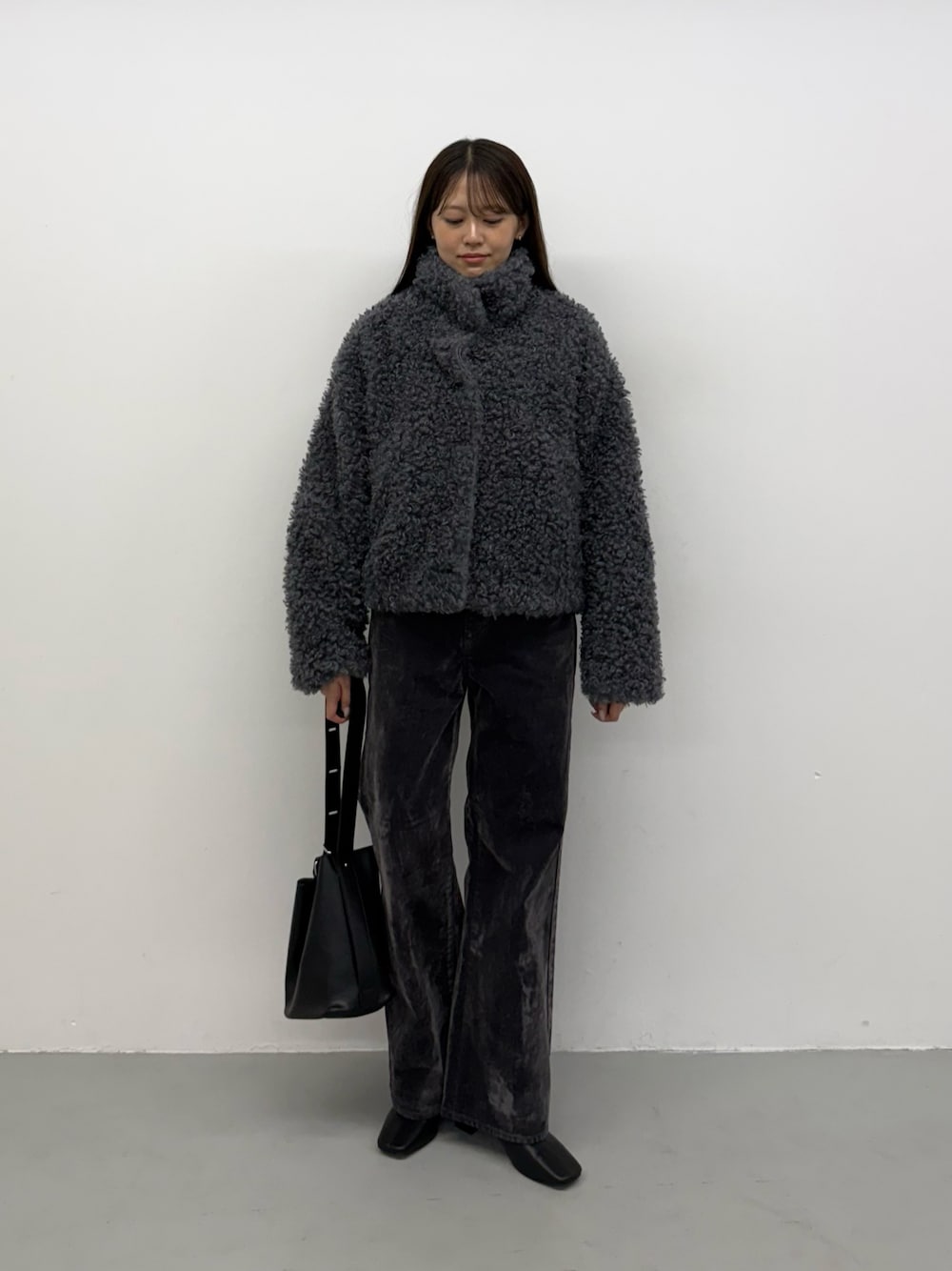 グレー系のブルゾン、グレー系のその他パンツ、グレー系のその他パンツを着用したレディースの秋コーディネートの1枚目の写真