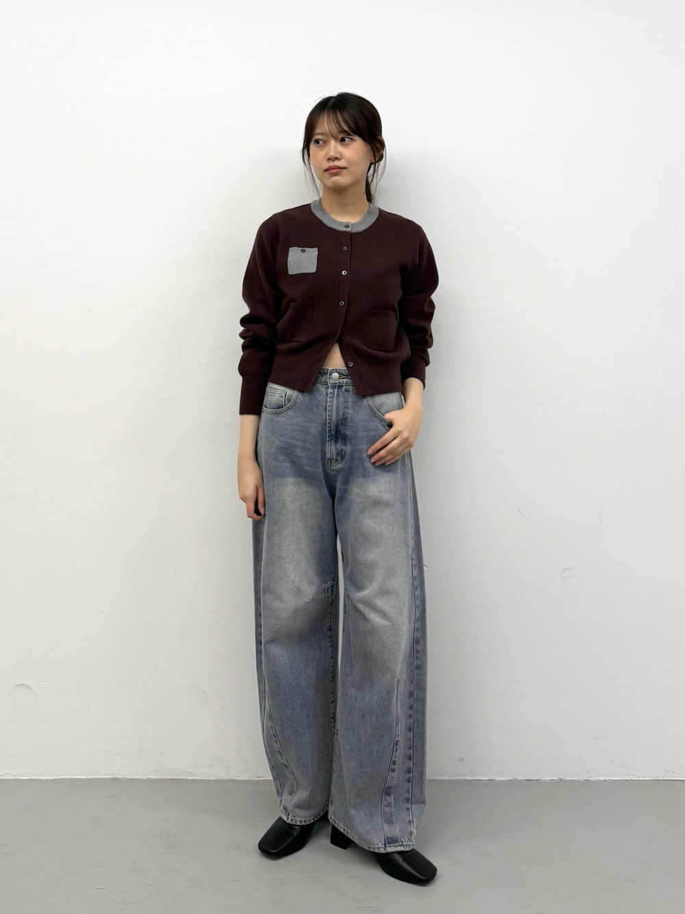 ブラウン系のカーディガン/ボレロ、ブラウン系のカーディガン/ボレロ、ブルー系のデニムパンツを着用したレディースの秋コーディネートの1枚目の写真