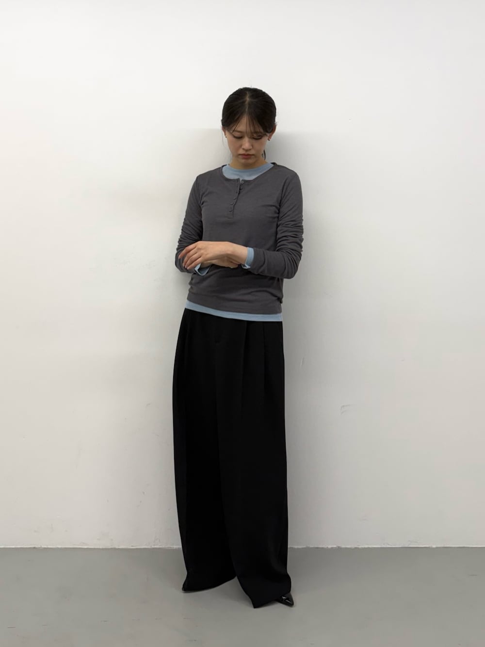 グレー系のTシャツ/カットソー、グレー系のTシャツ/カットソー、ブラック系のスラックスを着用したレディースの夏コーディネートの1枚目の写真