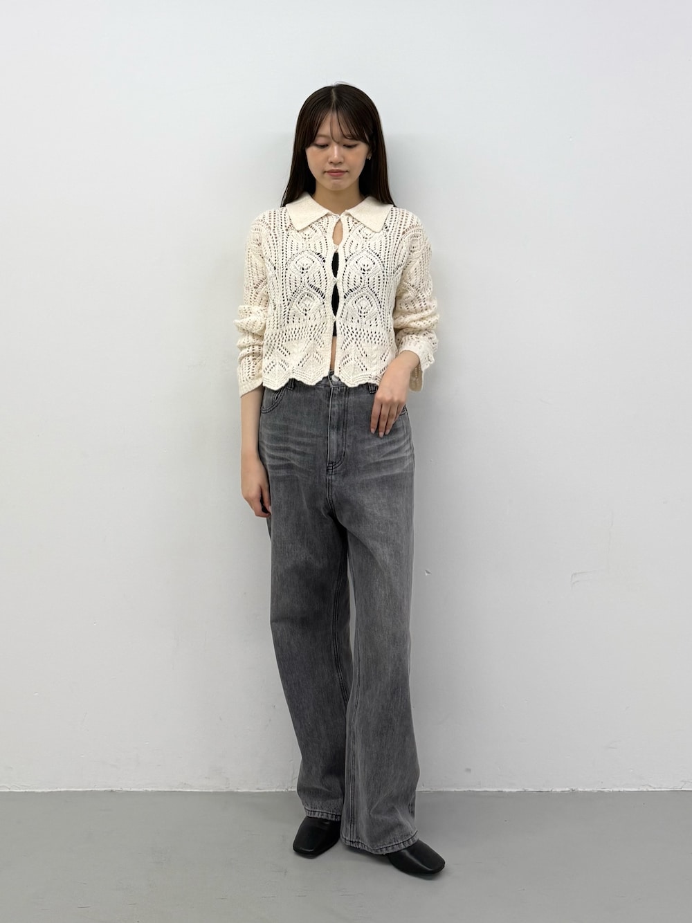 ホワイト系のカーディガン/ボレロ、グレー系のデニムパンツ、グレー系のデニムパンツを着用したレディースの秋コーディネートの1枚目の写真
